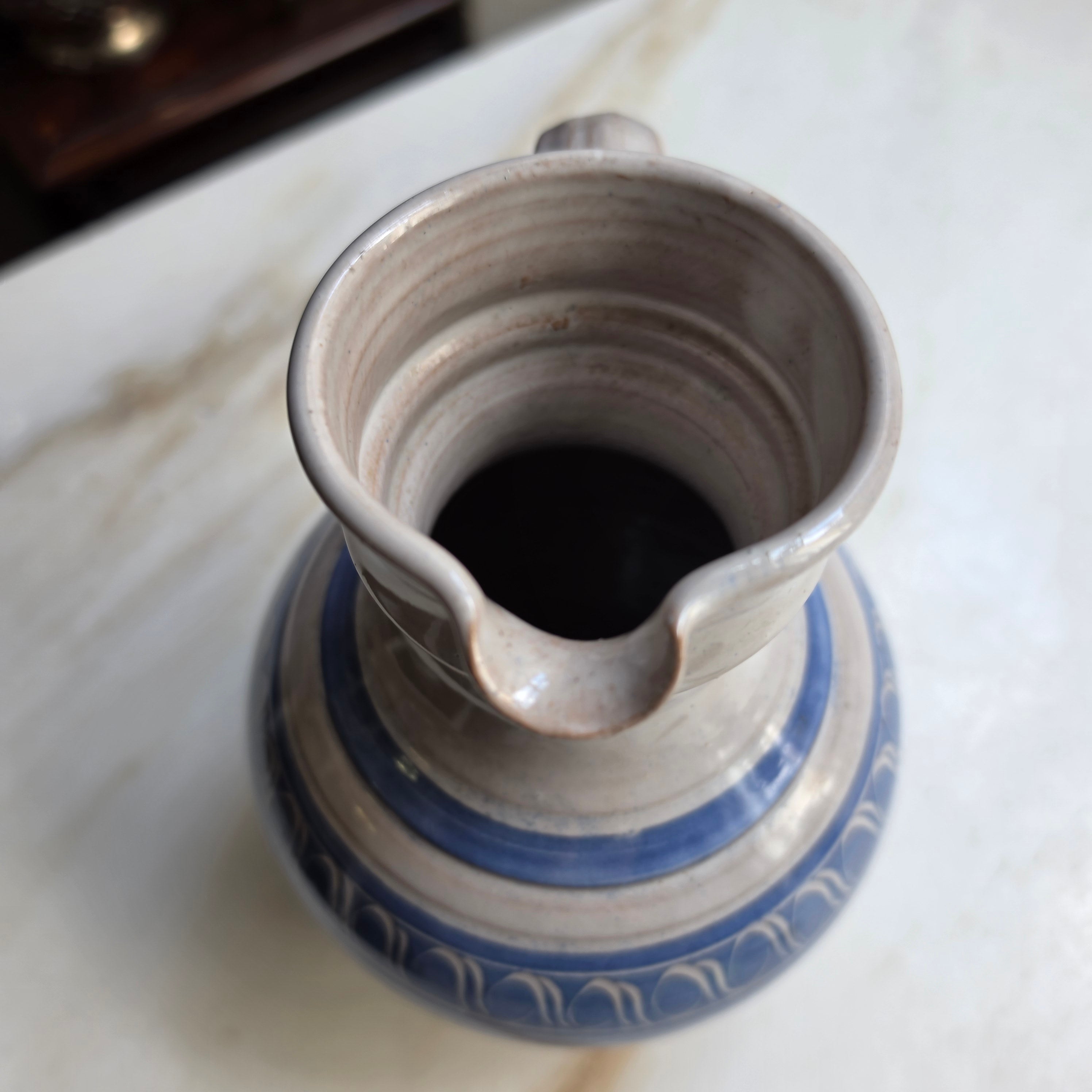 Vintage Keramik-Krug mit Ritzdekor – Blau-Weiß – Handarbeit