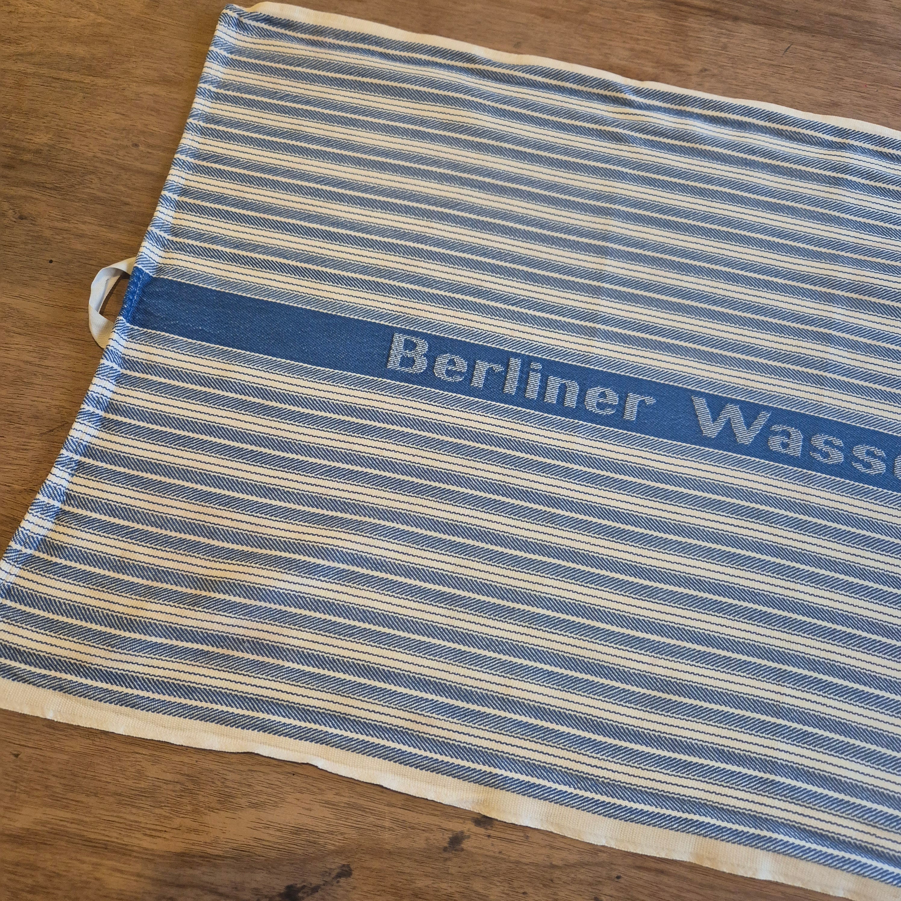 Vintage gestreiftes Halbleinen-Geschirrtuch mit dem Schriftzug „Berliner Wasser Betriebe 48x89cm