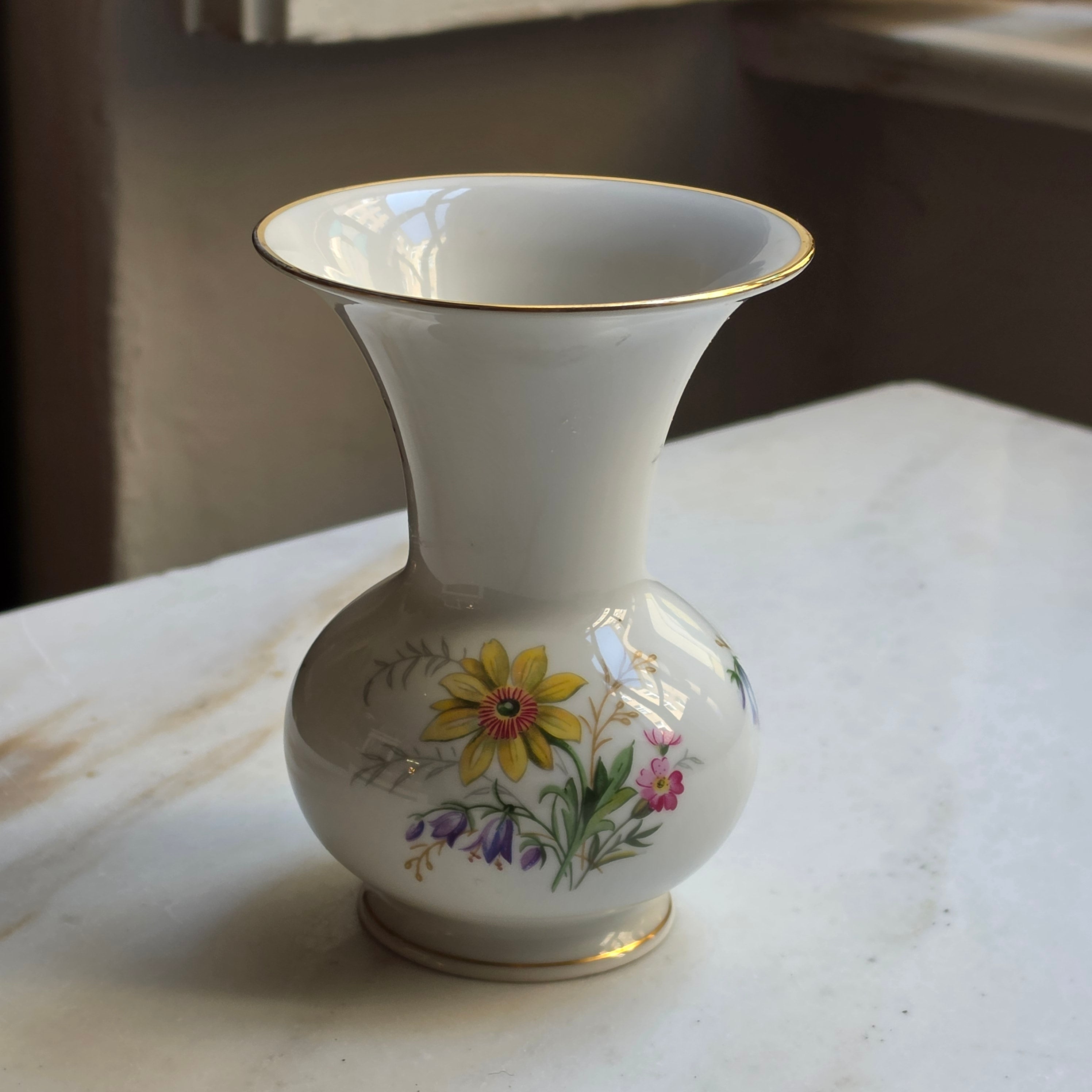 Vintage Weimar Porzellan Vase „Christa“ – Kleine Blumenvase mit Goldrand & Wildblumen-Dekor | Made in Germany