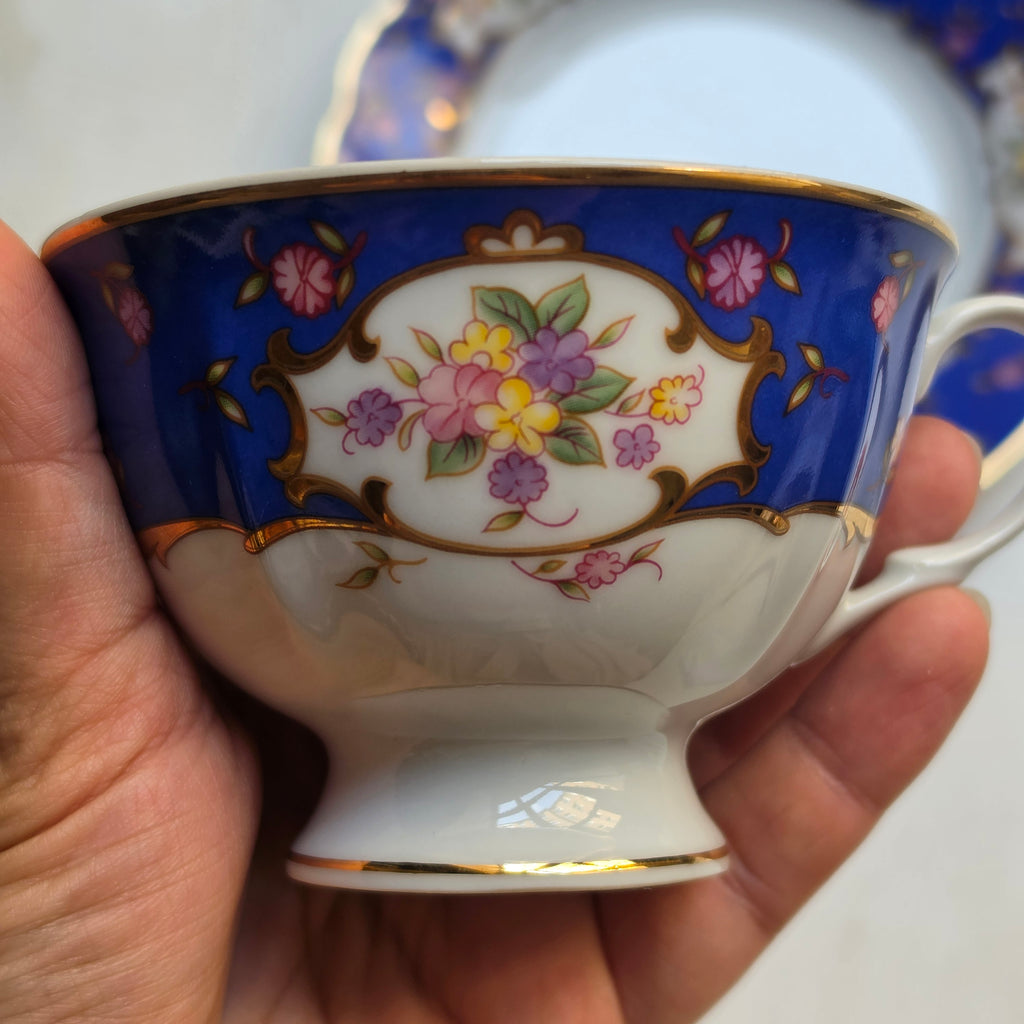 Vintage Porzellan Gedeck 3-teilig „Sissy“ von MF Design – Kobaltblau mit Golddekor & Blumenbukett