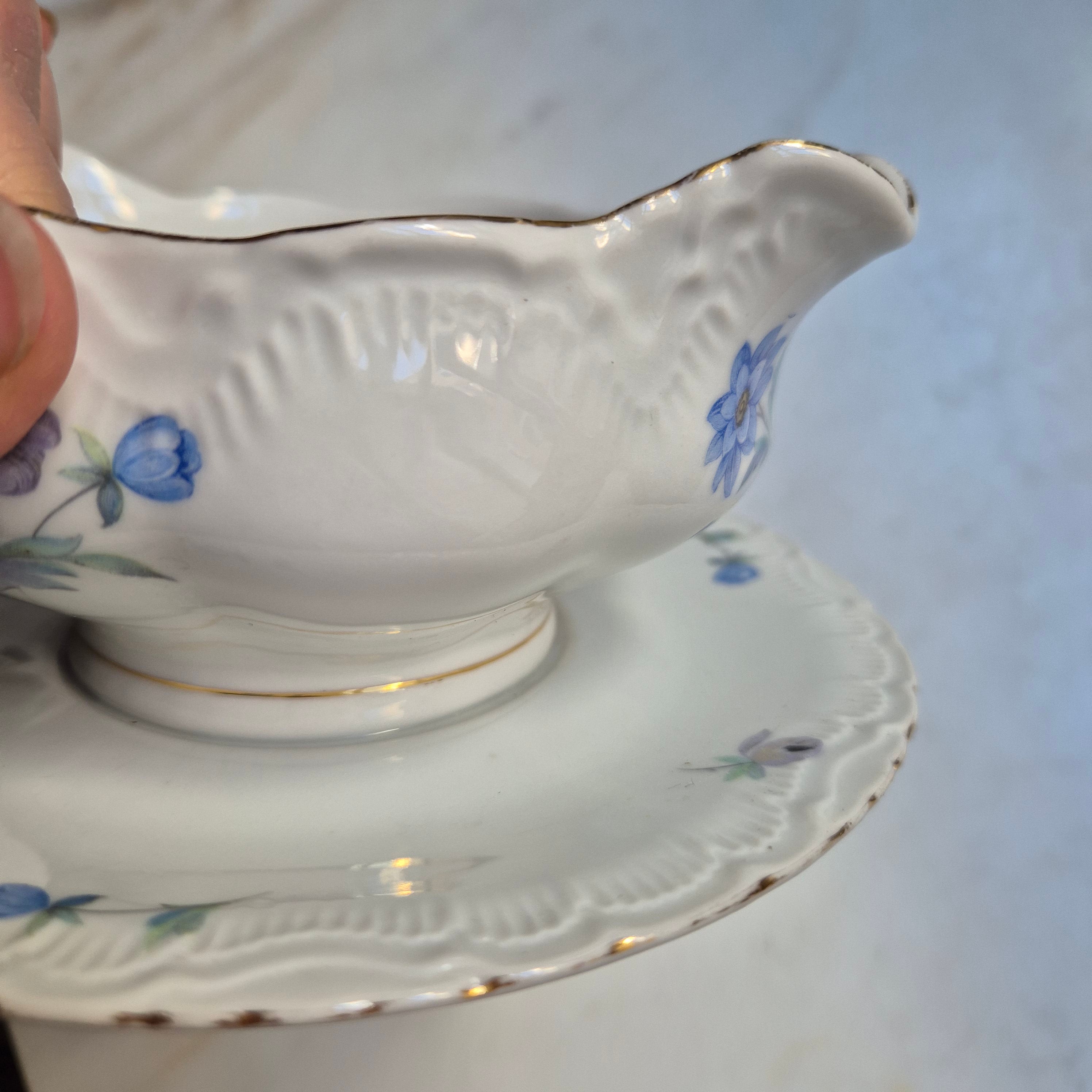 Antike Porzellan Sauciere weiß mit Blumendekor Thun (minimal beschädigt)