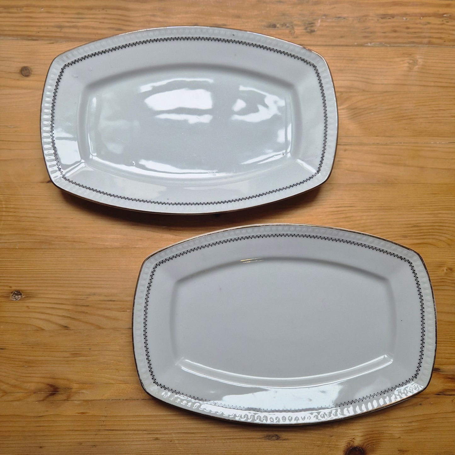 2x Alte Servierplatten Teller Vintage Silesia Porzellan weiß gold schwarz