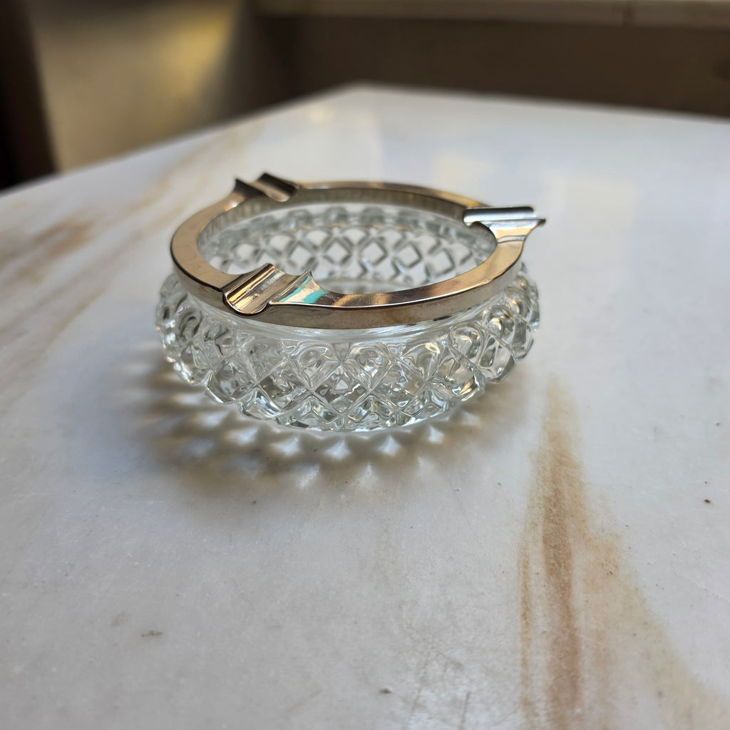 Vintage Kristall-Aschenbecher mit versilbertem Metallrand | Mid-Century Glas-Aschenbecher mit Rautenschliff