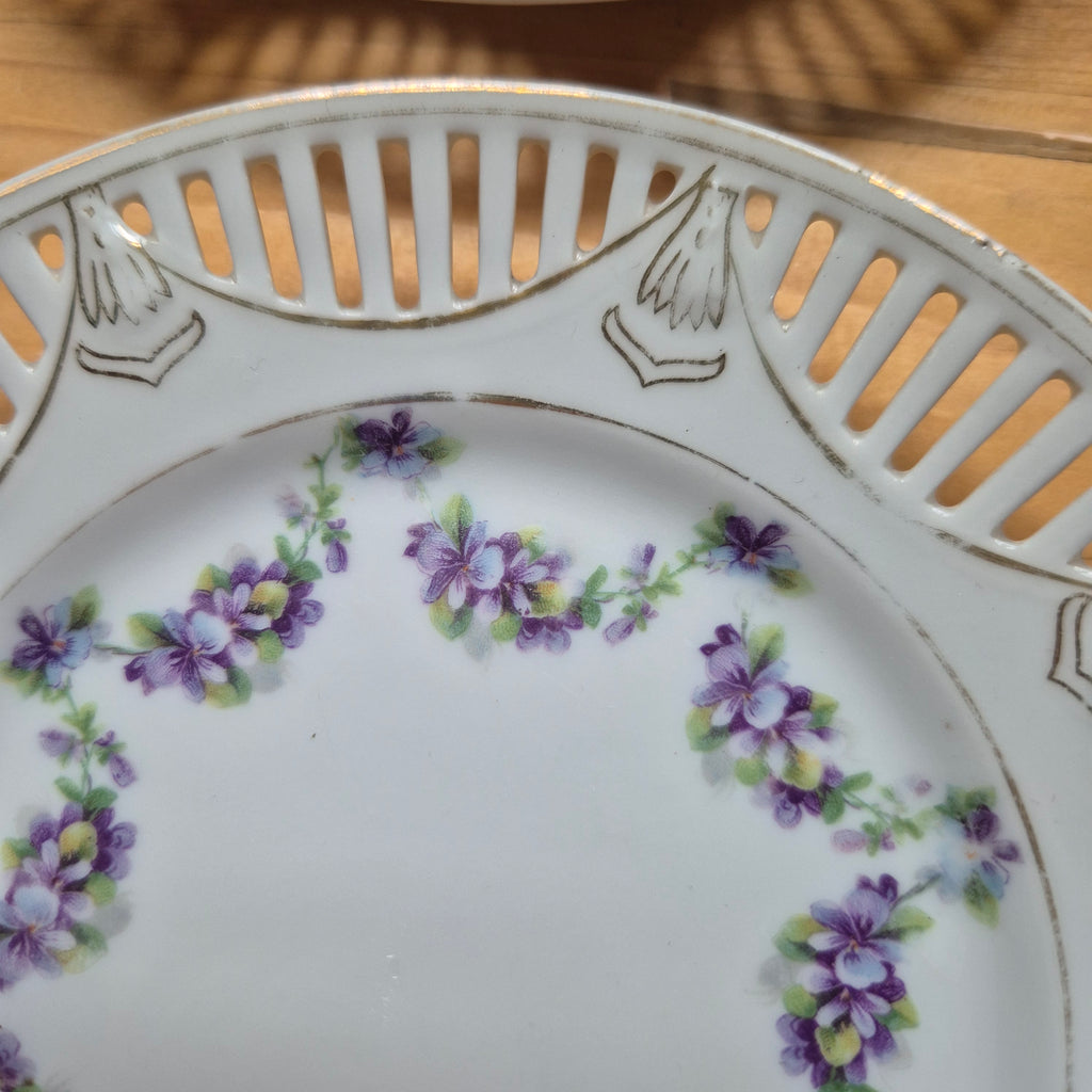 7x Antike kleine altdeutsche Dessertteller mit Durchbruchrand und handgemalten Blumen