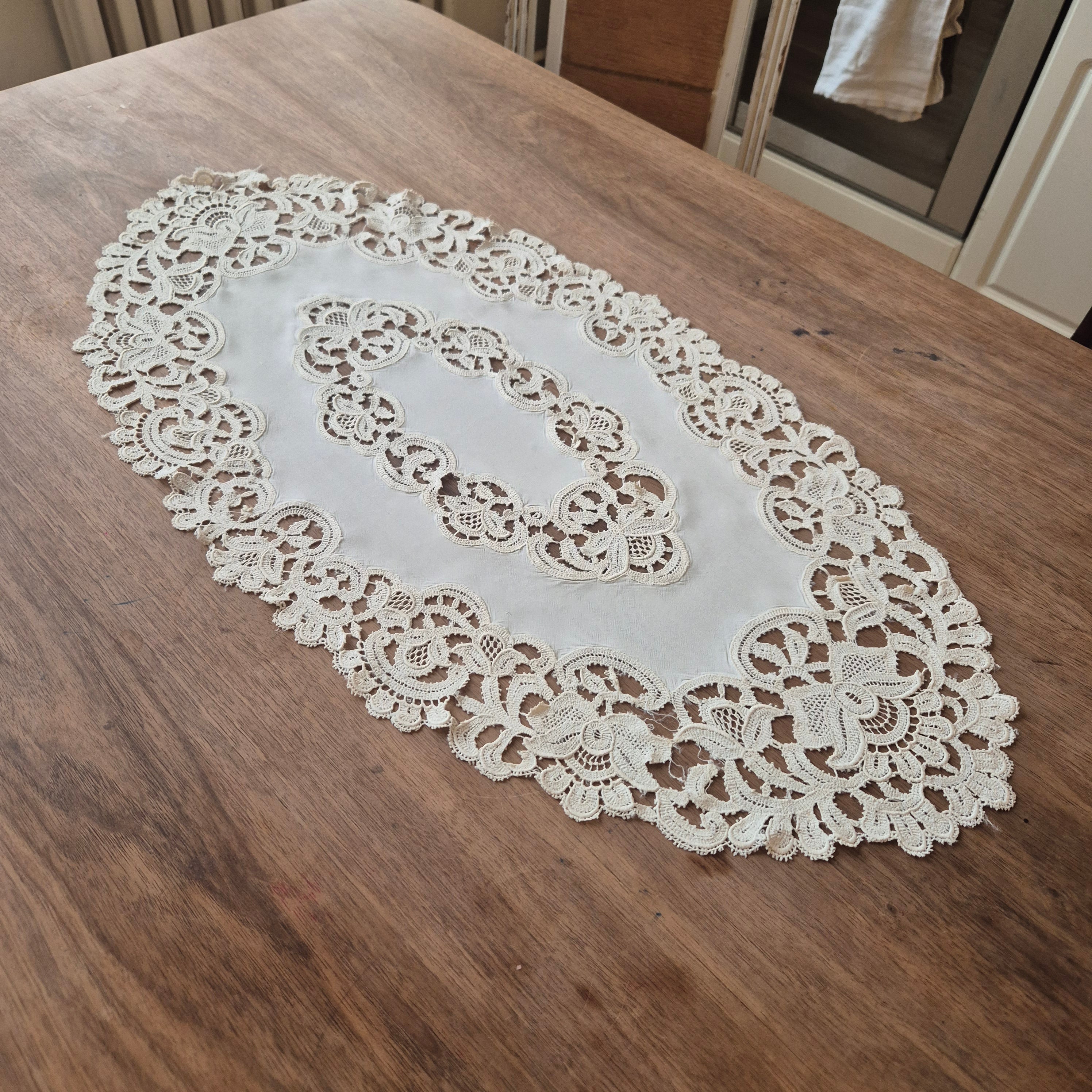 Antikes viktorianisches Zierdeckchen creme gehäkelt geklöppelt 42x80cm oval