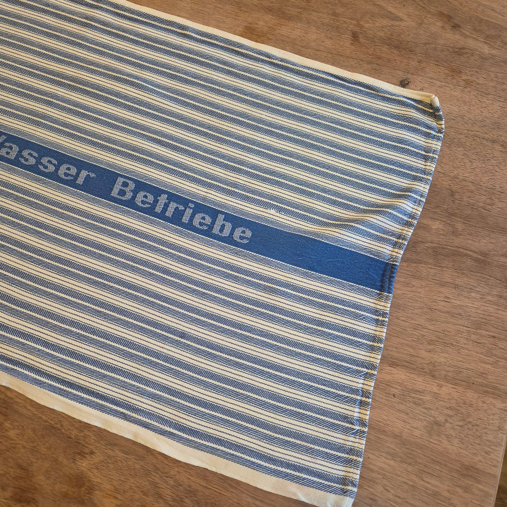 Vintage gestreiftes Halbleinen-Geschirrtuch mit dem Schriftzug „Berliner Wasser Betriebe 48x89cm