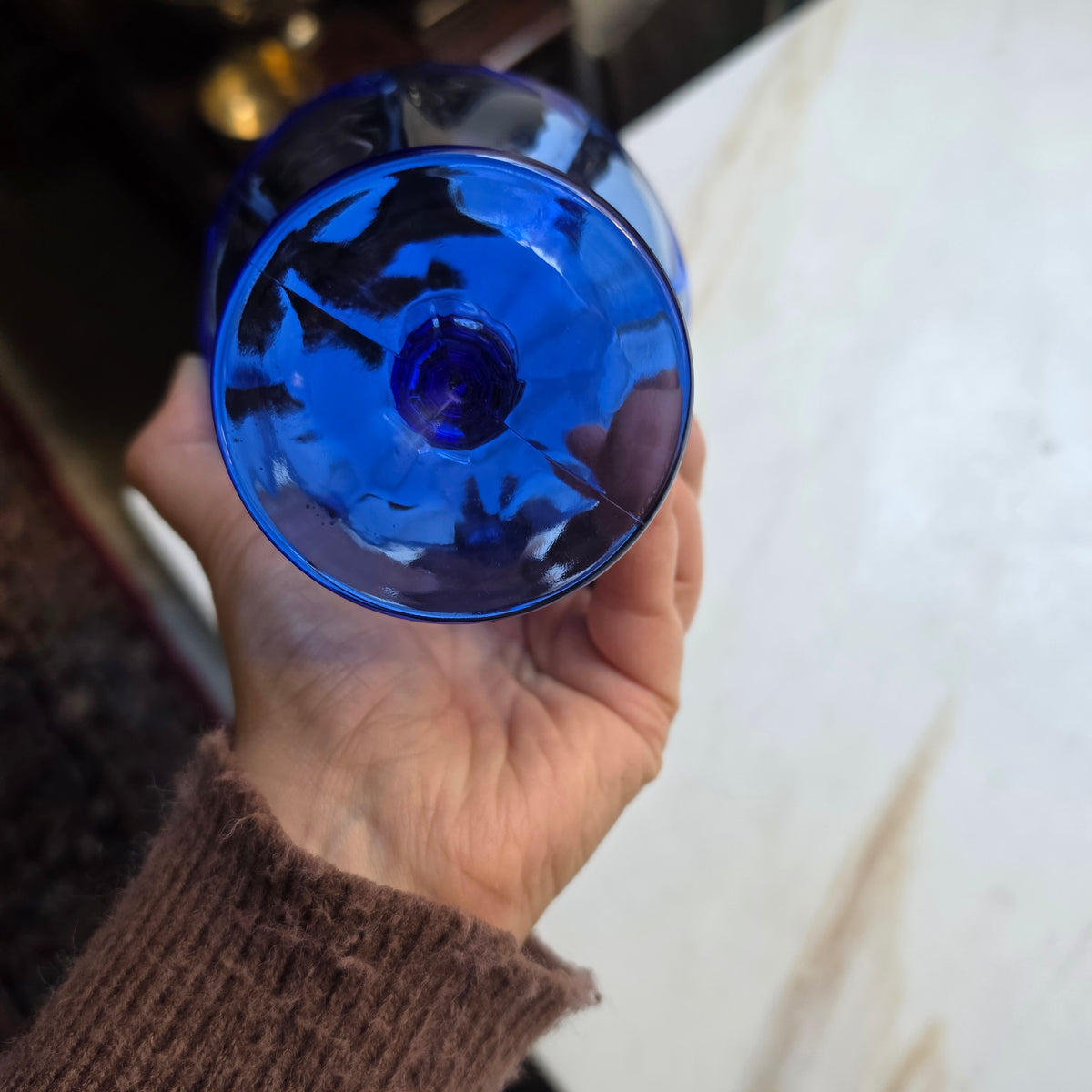 Eleganter kobaltblauer Vintage-Glasbecher auf Fuß