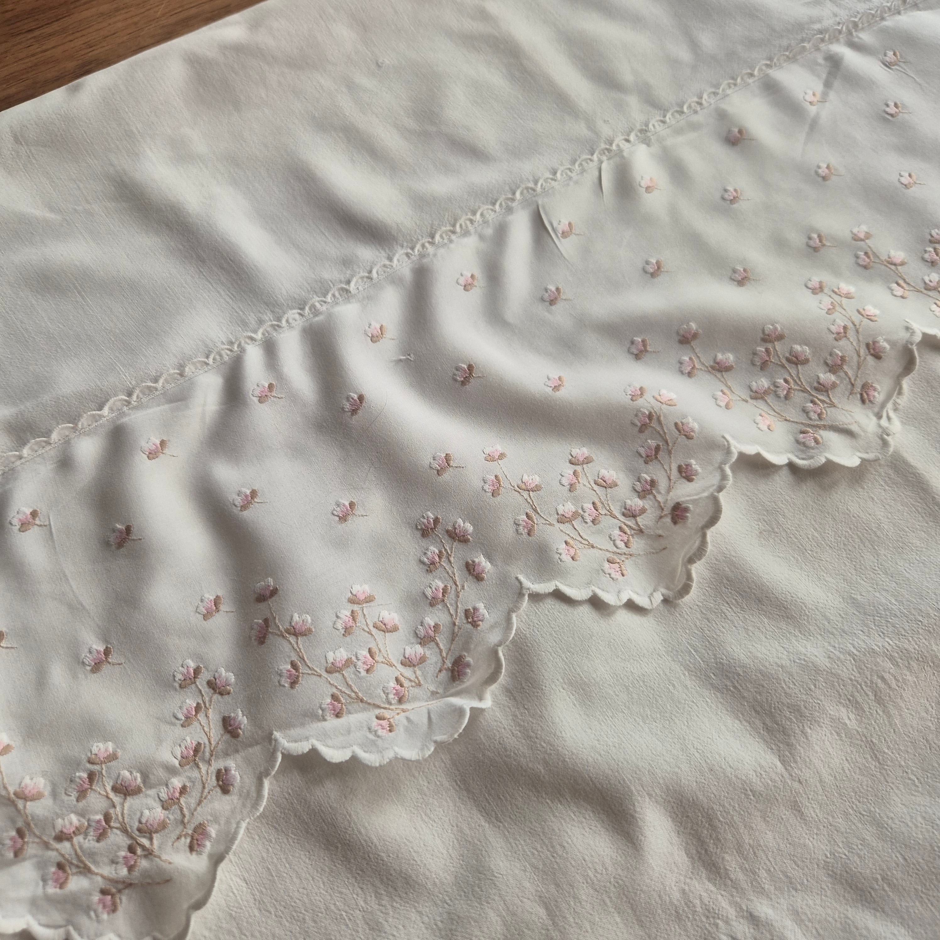Antiker Kopfkissenbezug mit rosa Stickerein 70x70cm Baumwolle (unperfekt)