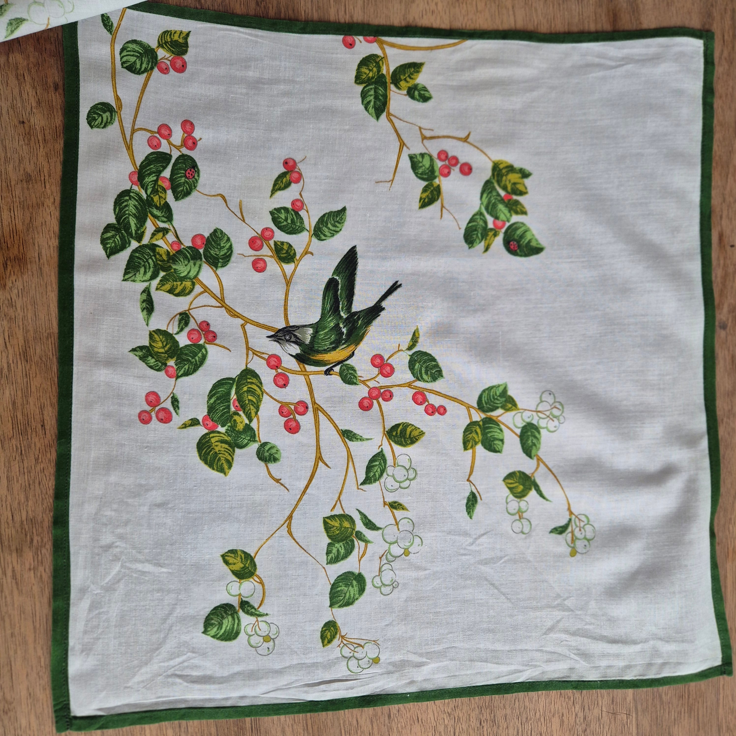 2x Vintage bedruckte Servietten Grün weiß Vogelmotiv und Pflanzenmotiv Baumwolle