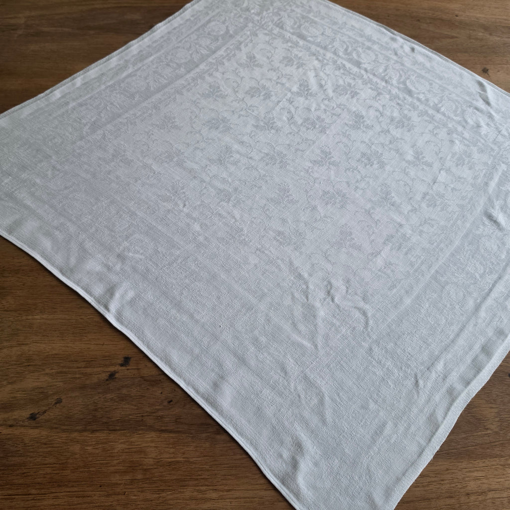 Vintage Damast-Tischdecke / Mundtuch mit Floralem Muster & Handstickerei "HB" 69x66cm