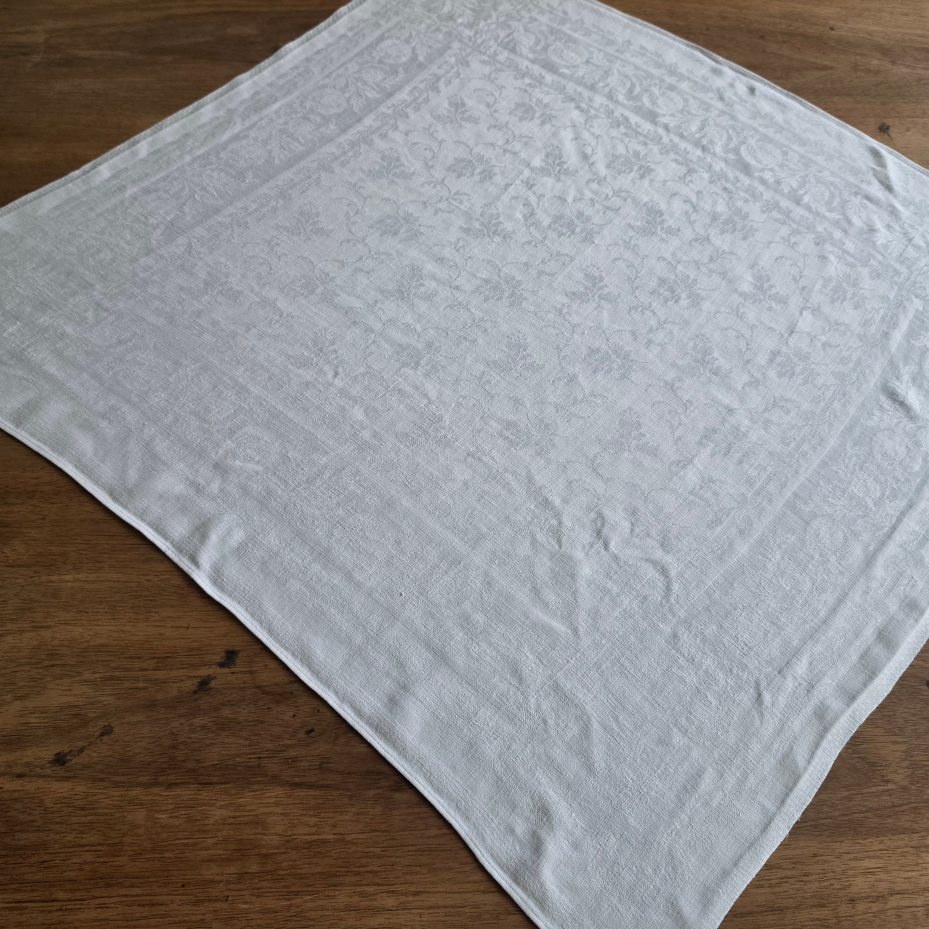 Vintage Damast-Tischdecke / Mundtuch mit Floralem Muster & Handstickerei "HB" 69x66cm