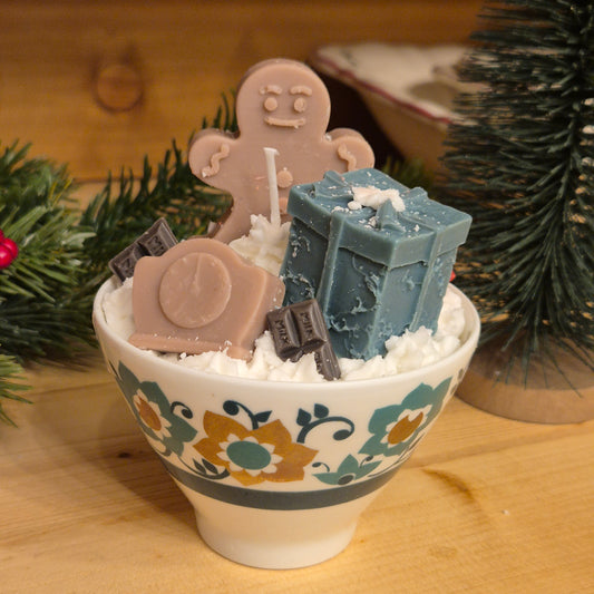 Handgemachte Sojawachskerze Weihnachtesgeschenk Sahne Lebkuchen Dessert in Antiker Porzellan Tasse Lettin DDR