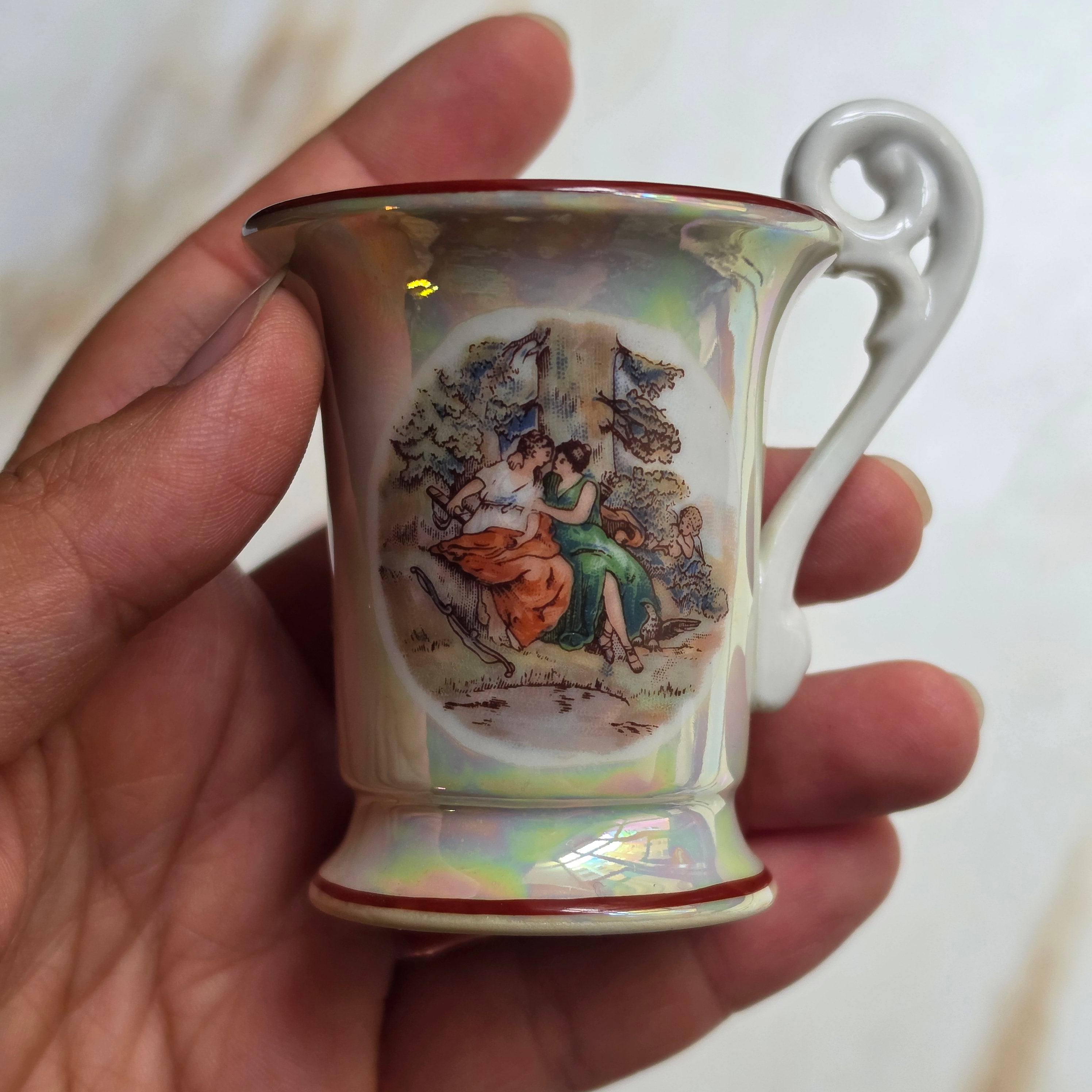 Vintage Mokkatasse mit Lüsterglasur & Romantik-Motiv – Porzellan Sammeltasse