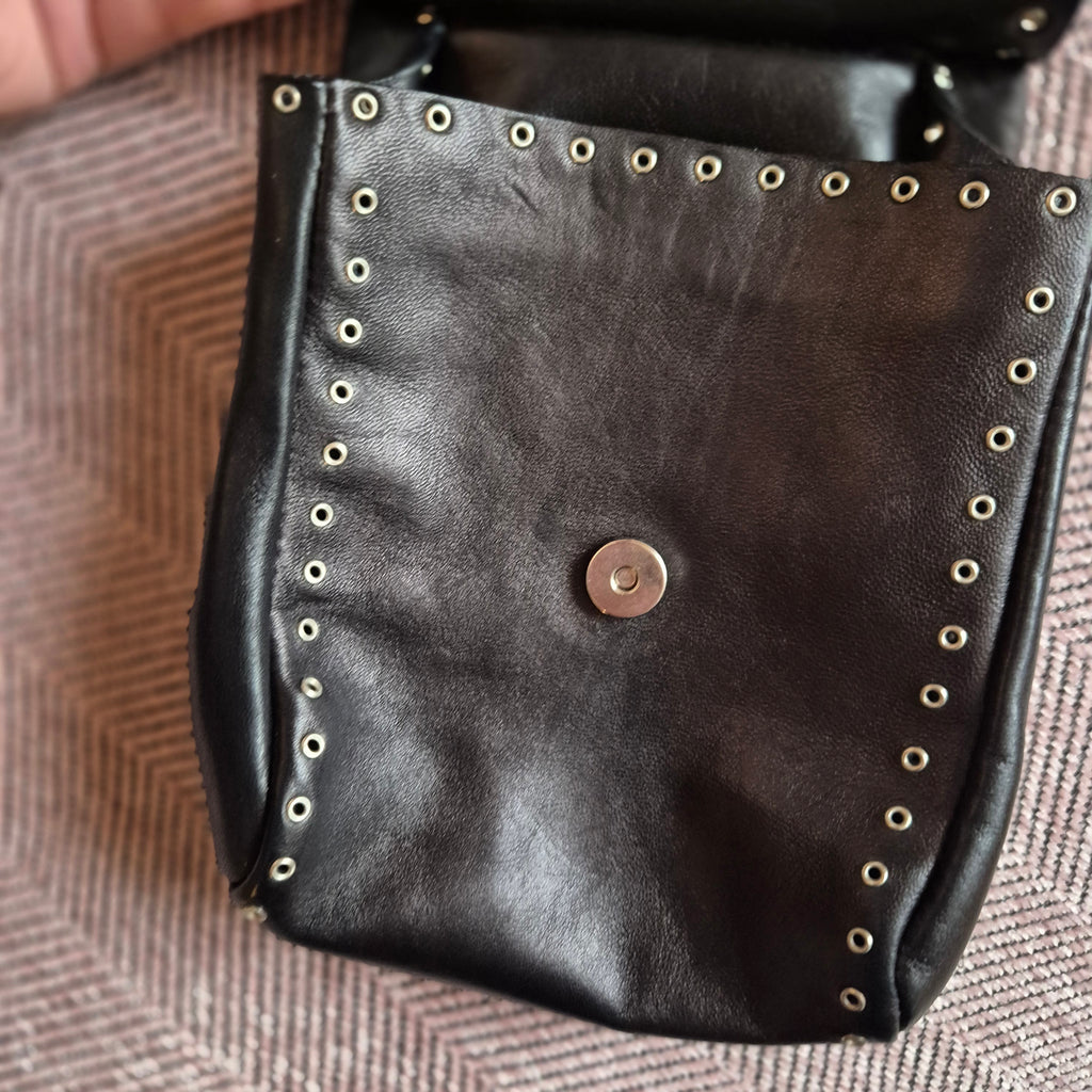 🖤 Vintage Prada 1995 – Nappa Leder Crossbody mit Ösen-Details Mini Bag