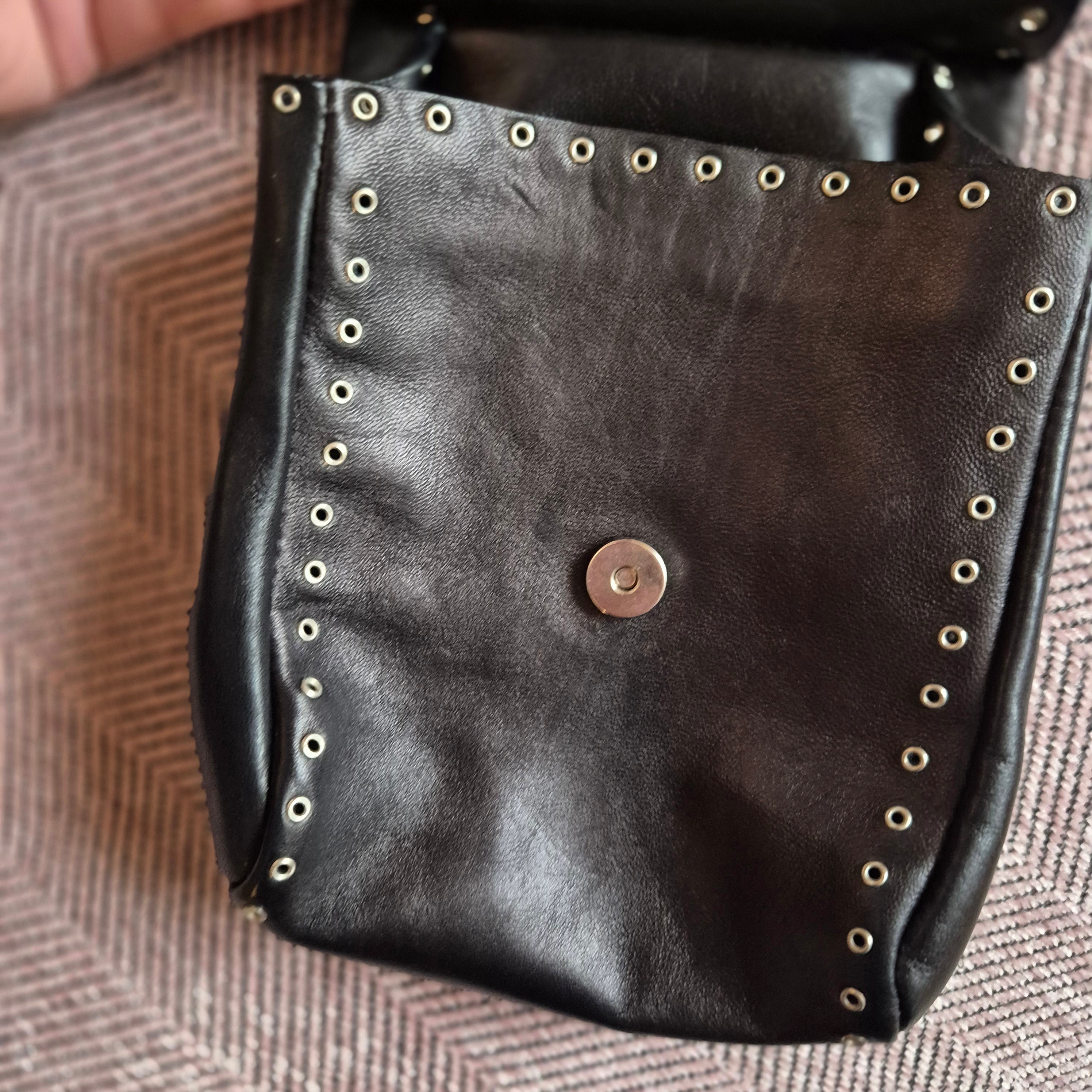 🖤 Vintage Prada 1995 – Nappa Leder Crossbody mit Ösen-Details Mini Bag