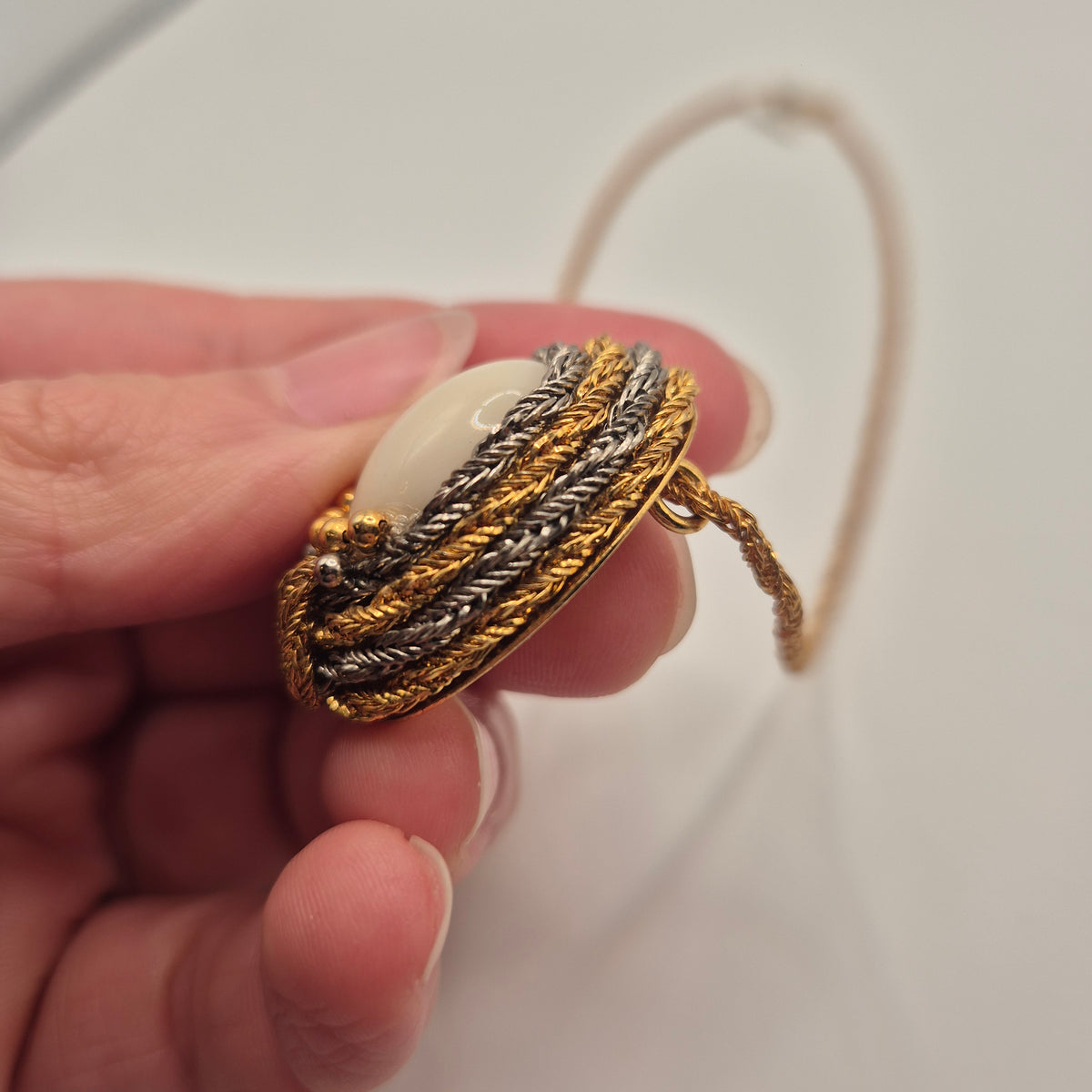 Vintage Halskette mit Anhänger edel Unikat Handmade 80er Jahre gold cremeweiß
