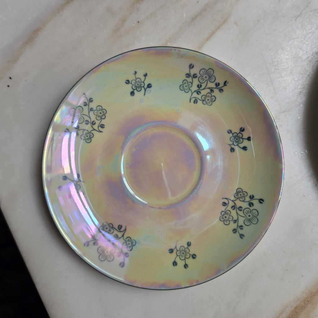 Vintage Kahla Porzellan Sammeltasse mit Perlmutt-Glanz & Rosen-Dekor – 3-teiliges Gedeck - DDR / Mid-Century