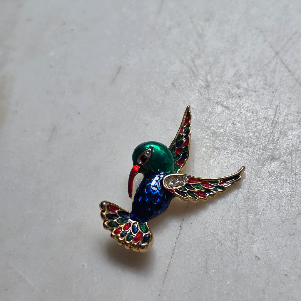 Exquisite Kolibri-Brosche – Bunter Emaille-Schmuck mit Kristall-Details