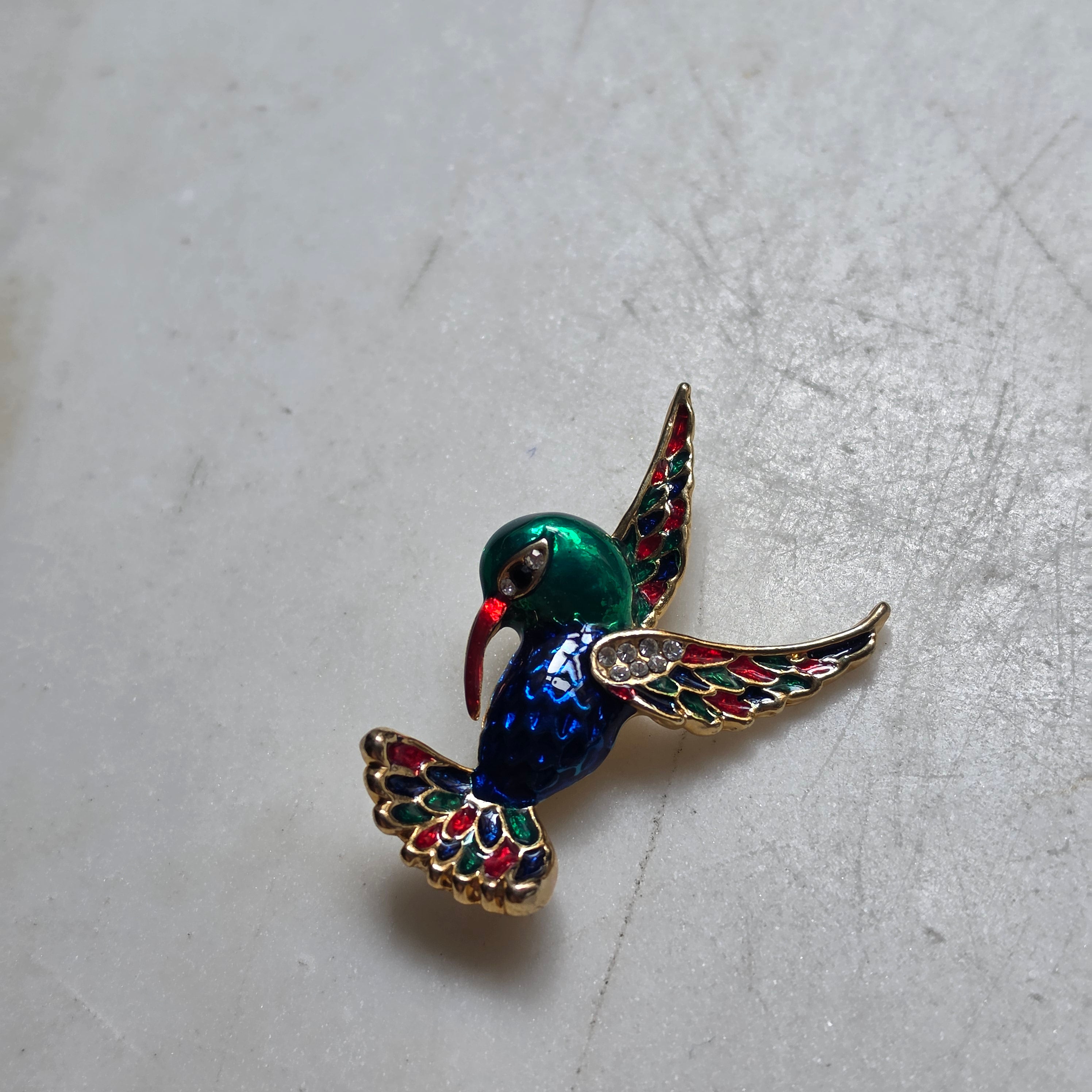 Exquisite Kolibri-Brosche – Bunter Emaille-Schmuck mit Kristall-Details