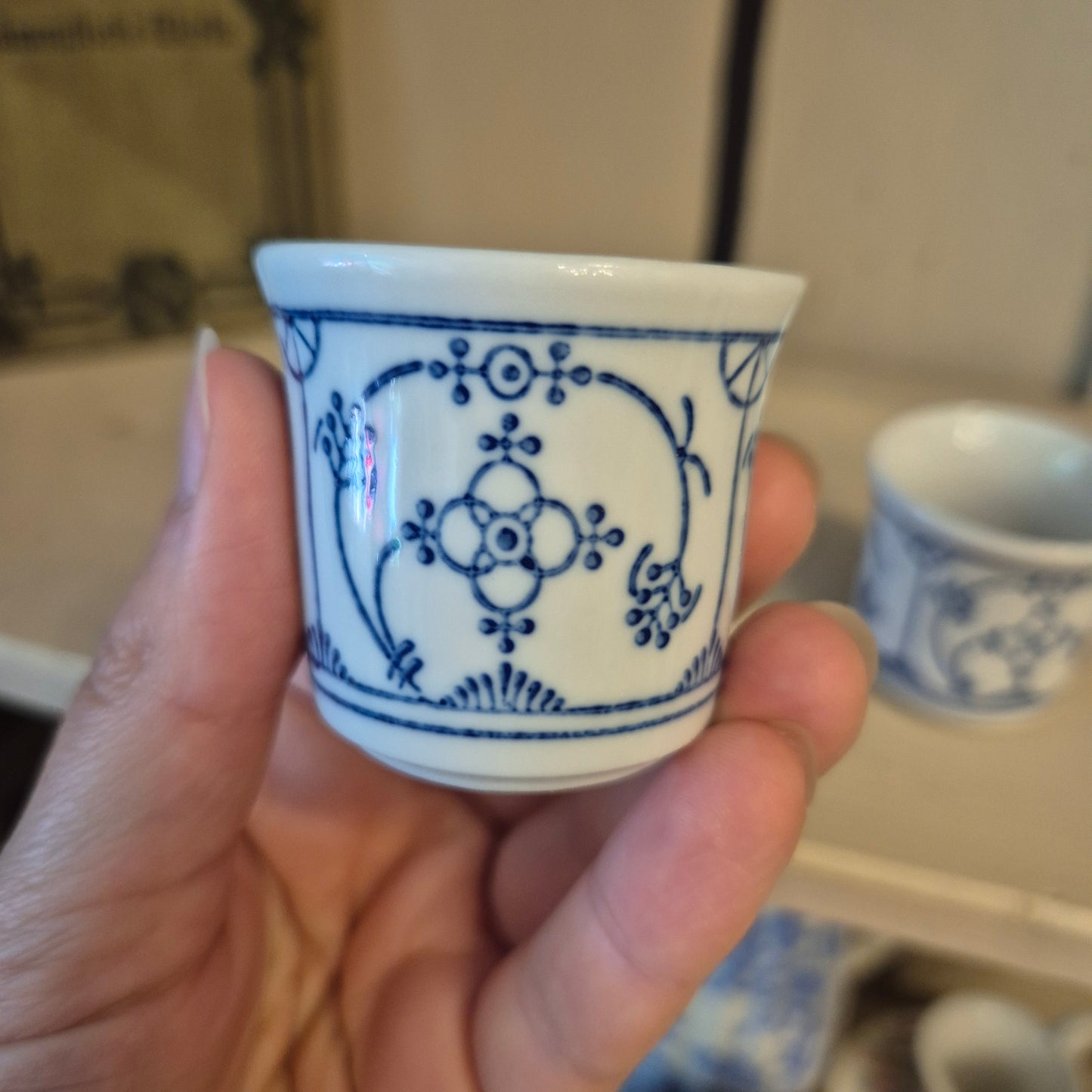 Alte kleine Strohblumen Schnapsgläser Becher weiß blau