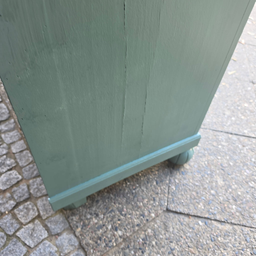 Antike Kommode mit Aufsatz im Shabby-Chic-Look – Salbeigrün mit Messingbeschlägen