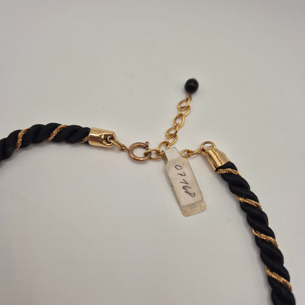 Vintage Halskette aus Stoffkordel mit schwarzem Apfel Anhänger edel Unikat Handmade 80er Jahre gold schwarz