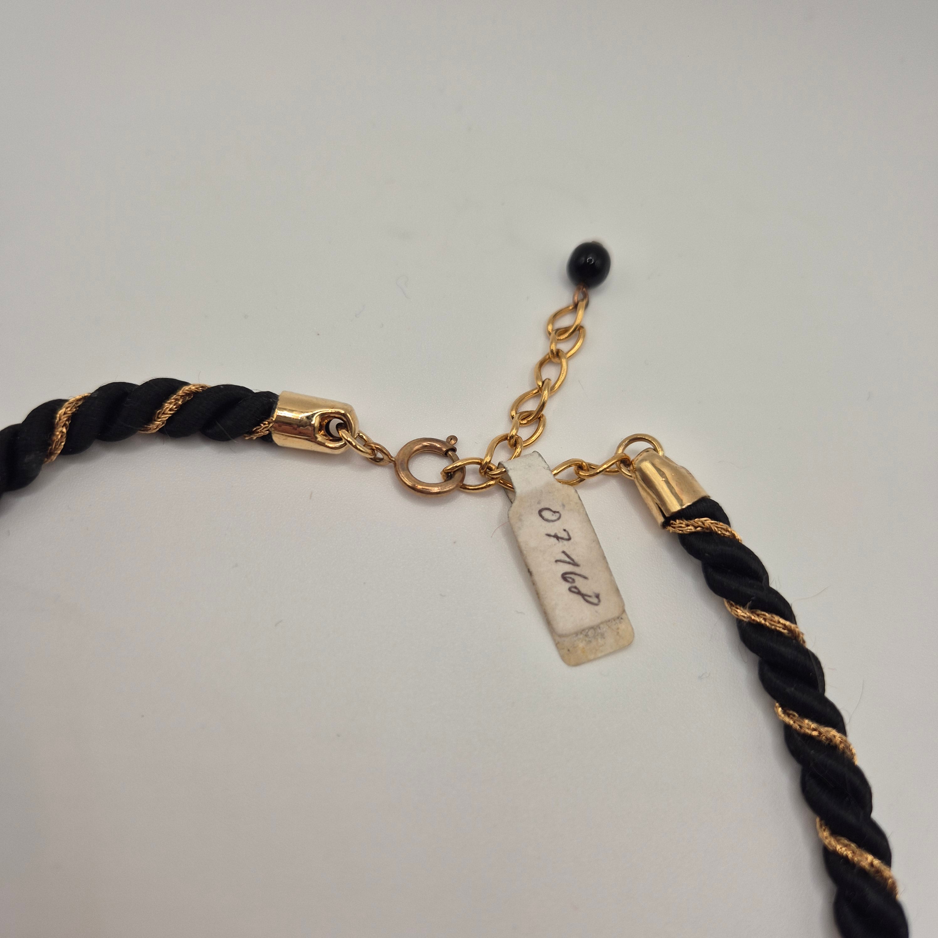 Vintage Halskette aus Stoffkordel mit schwarzem Apfel Anhänger edel Unikat Handmade 80er Jahre gold schwarz