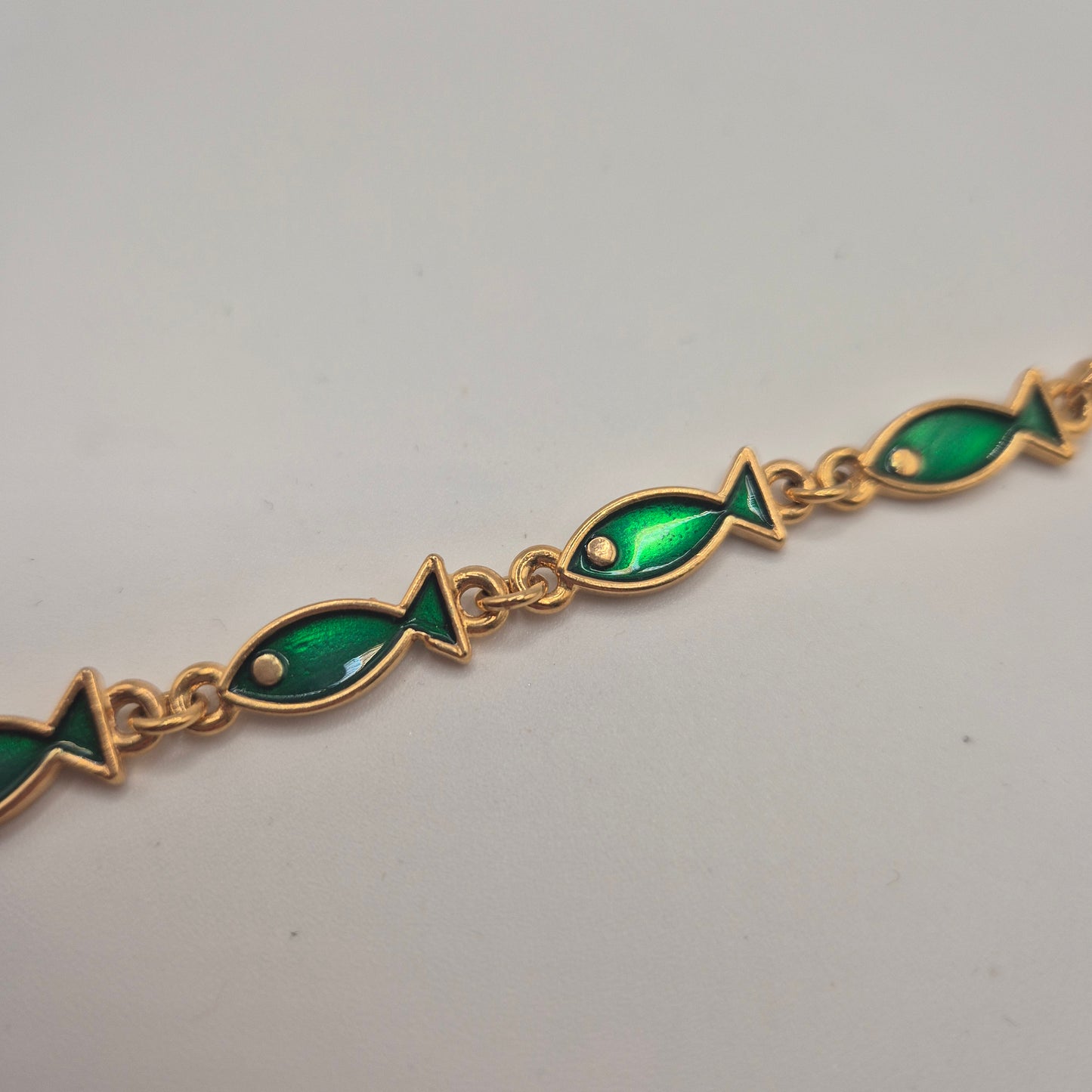 Goldenes Vintage Armband mit grünen Emaille-Fischen 70er Jahre