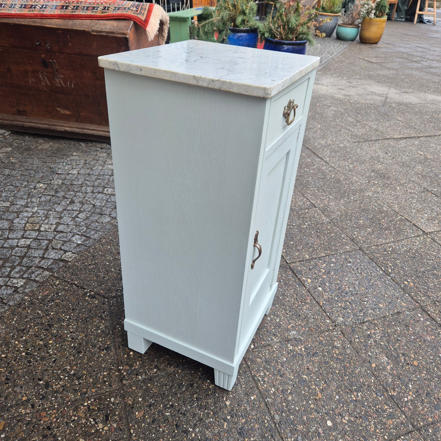 Antikes himmelbaues Jugendstil Nachtschränckchen mit Marmorplatte