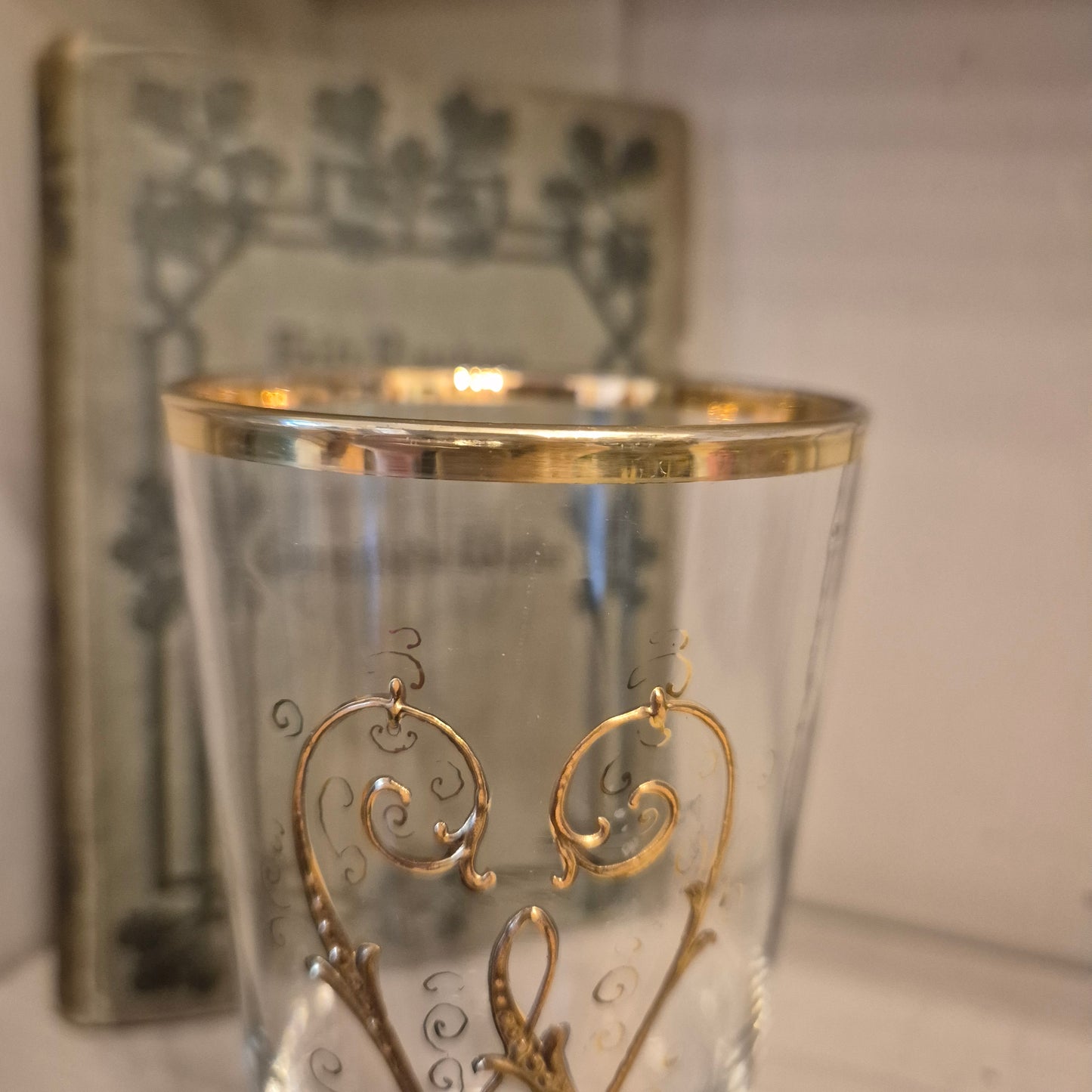 Antikes Jugendstil Glas Trinkglas mit goldenem Buchstabe W Monogramm W.