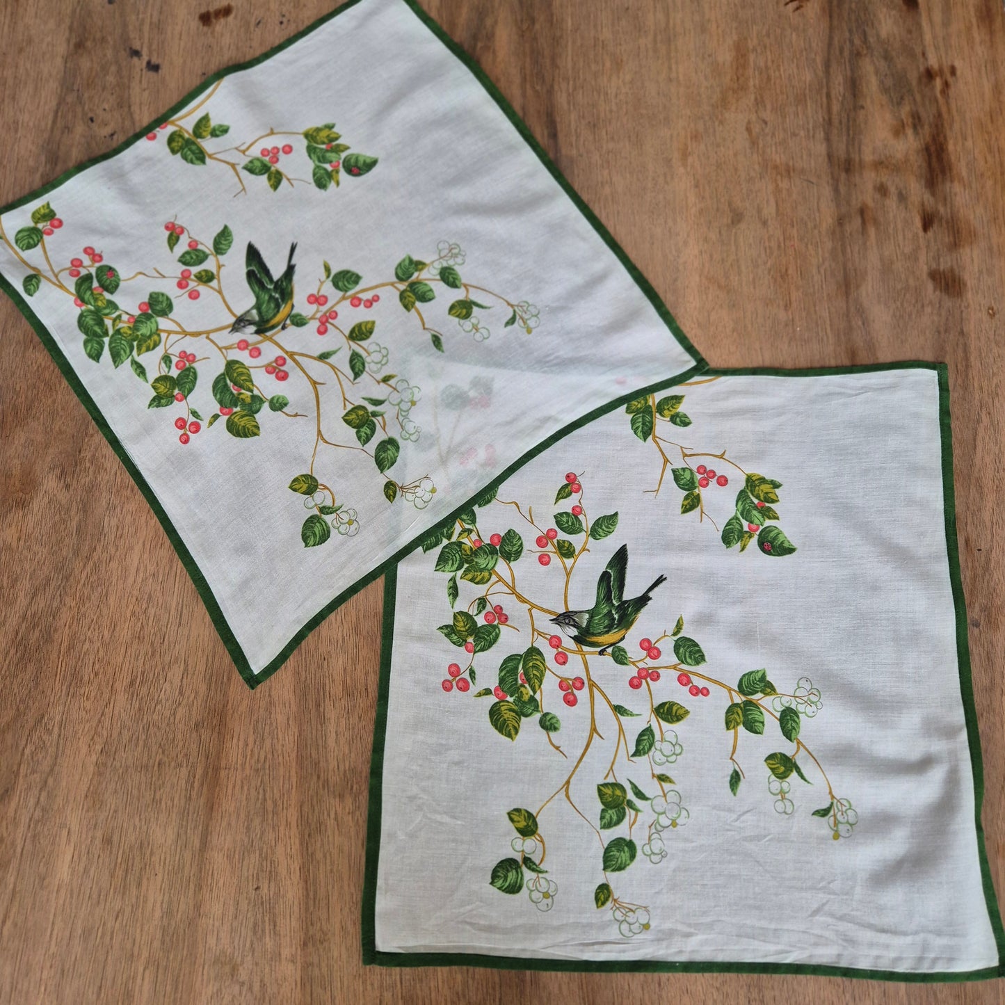 2x Vintage bedruckte Servietten Grün weiß Vogelmotiv und Pflanzenmotiv Baumwolle