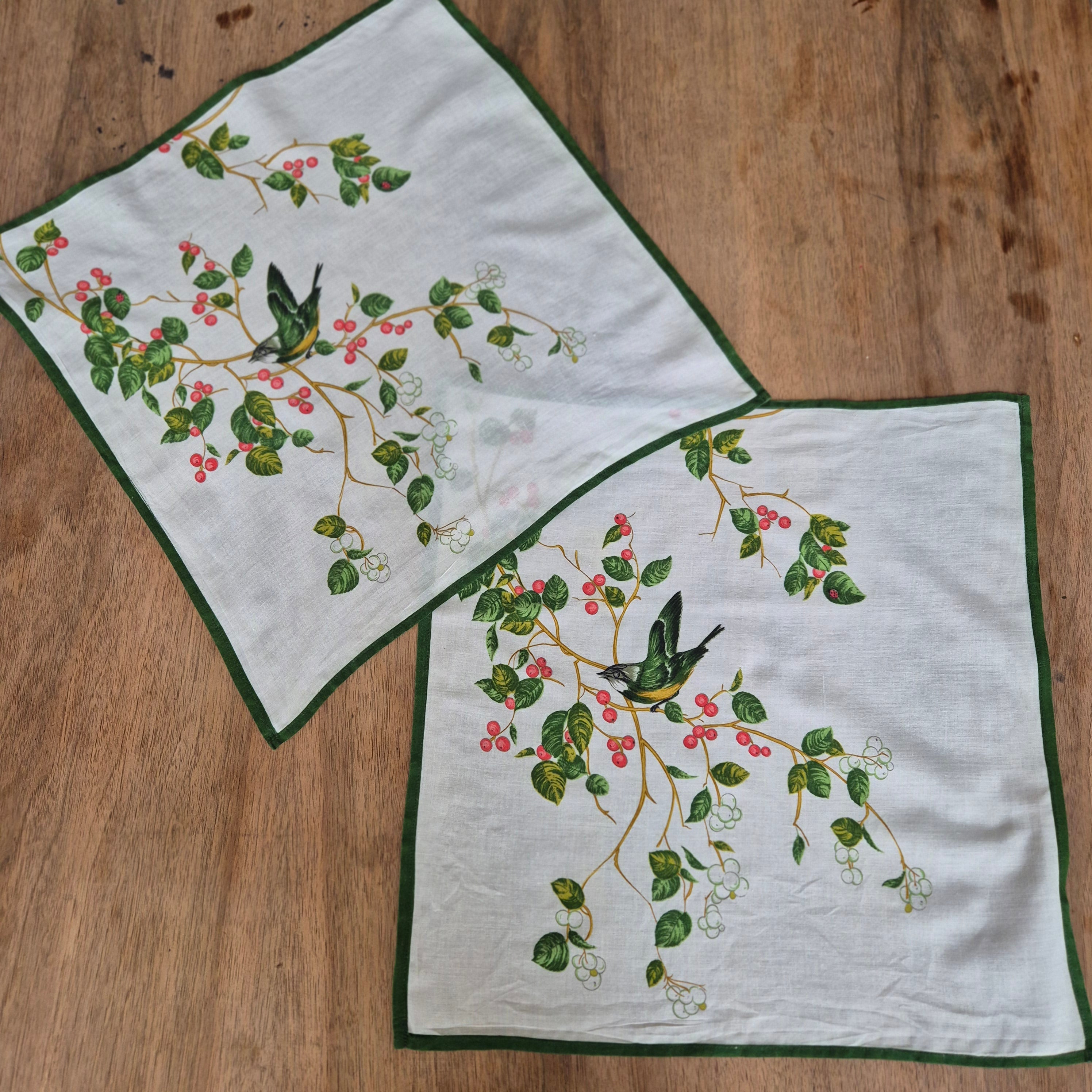 2x Vintage bedruckte Servietten Grün weiß Vogelmotiv und Pflanzenmotiv Baumwolle