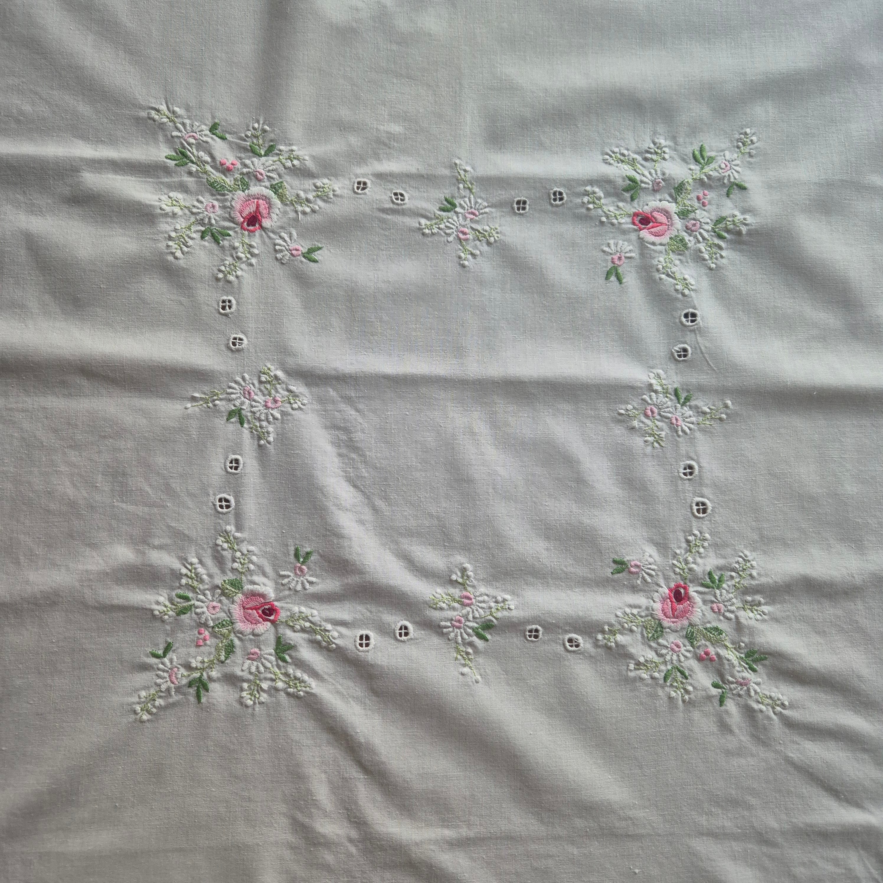 Vintage Tischdecke Baumwolle mit Blumenstickerei 84x88cm