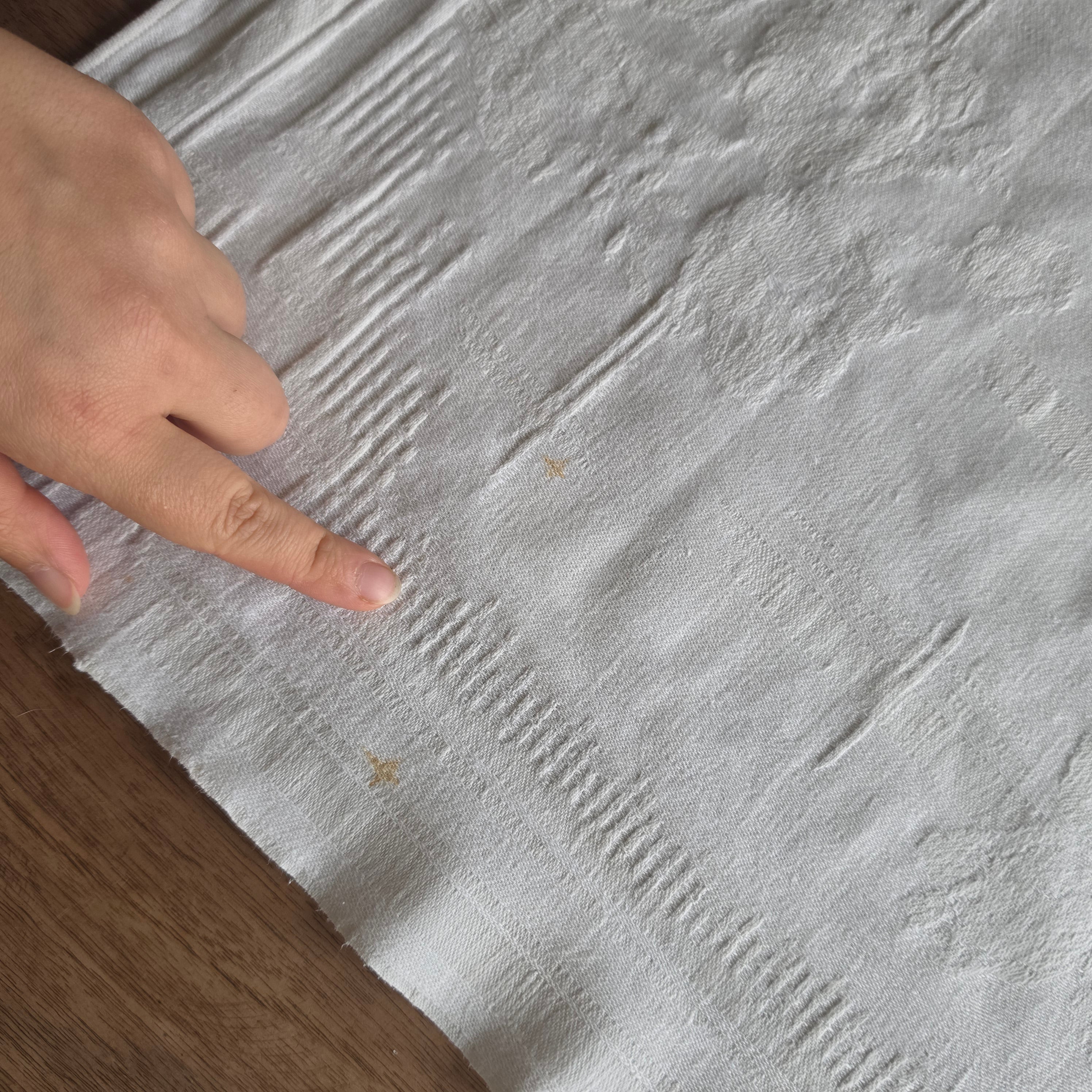 Edler Vintage Damast-Tischläufer mit Blumenmuster & Stickerei  - Weißes Halbleinen / Leinen - 47x98cm