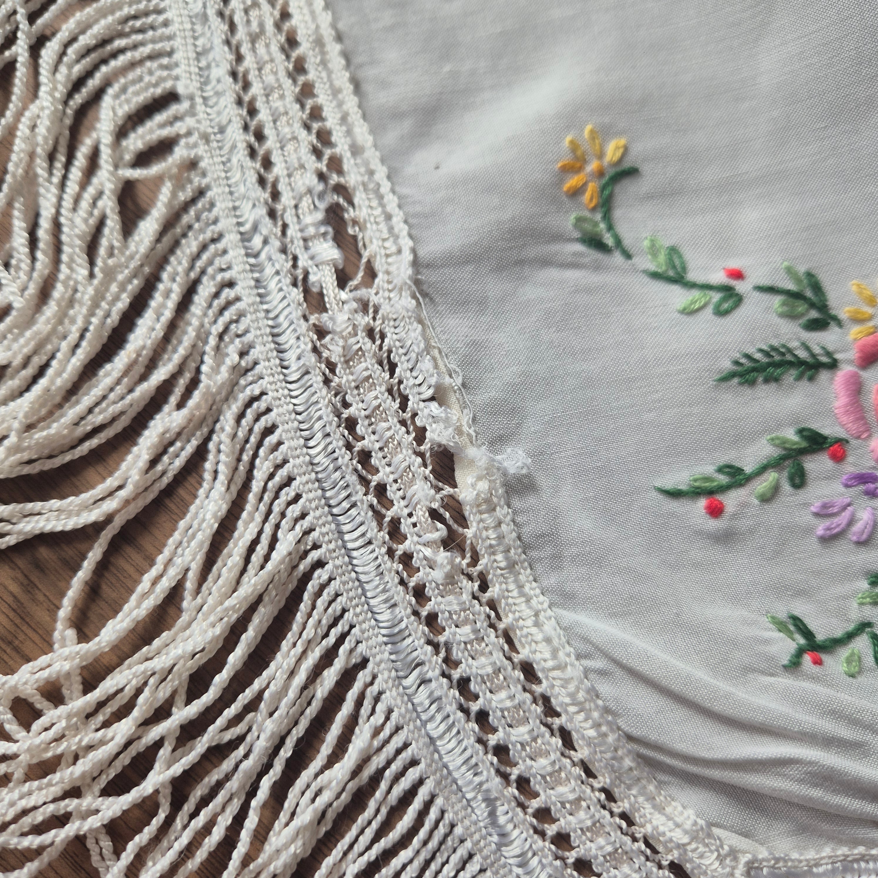 Deutsches Klaviertuch Schultertuch Vintage Antik 1950er bestickt mit Blumen Klavierschal 110x115cm weiß 🤍