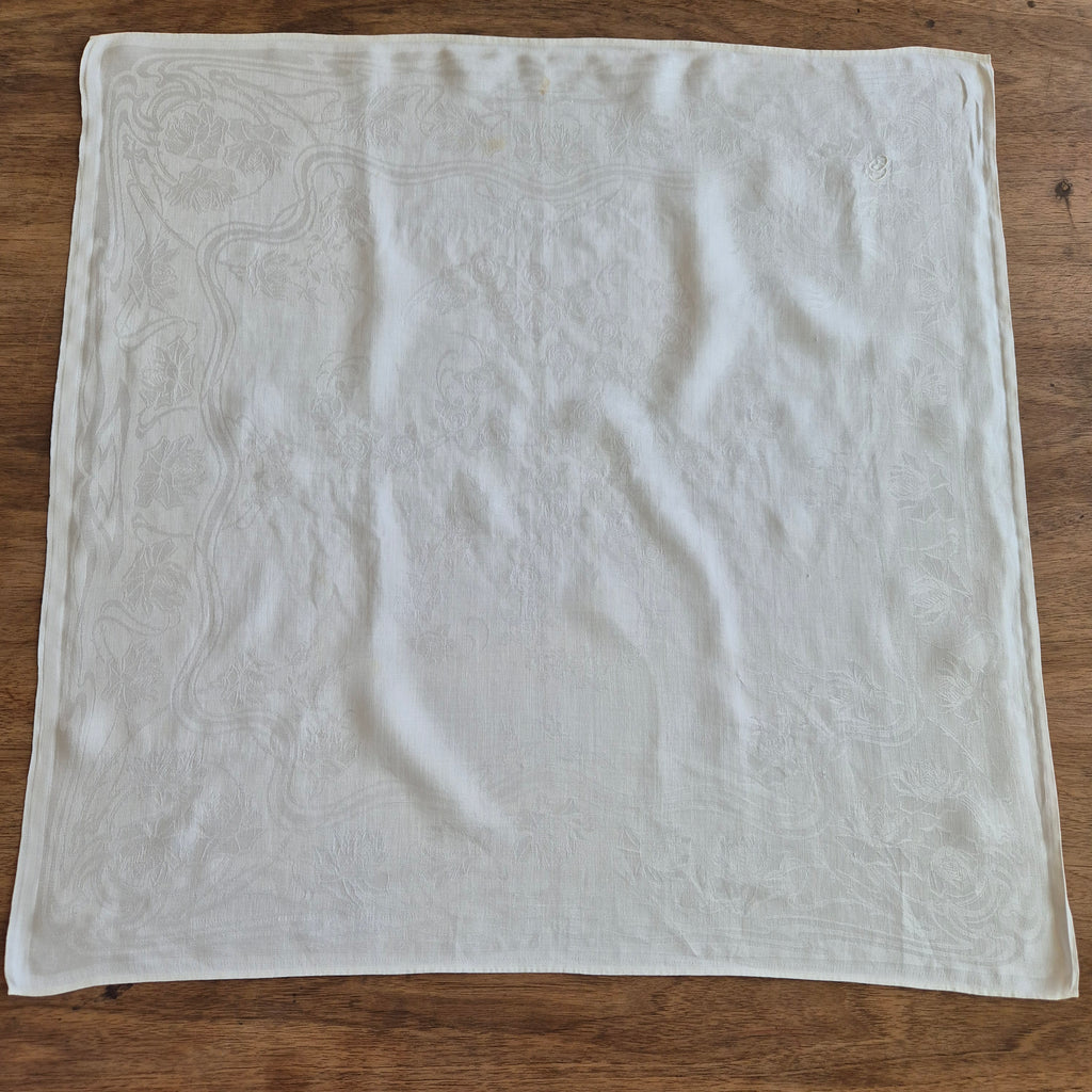 Antike Jugendstil Serviette/Mitteldecke weiß 64x64cm Damast Blumen Stockflecken Monogramm G.C.