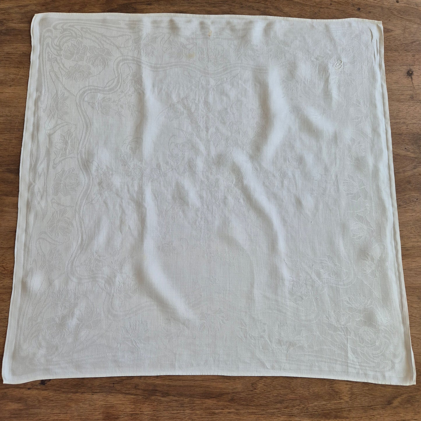 Antike Jugendstil Serviette/Mitteldecke weiß 64x64cm Damast Blumen Stockflecken Monogramm G.C.