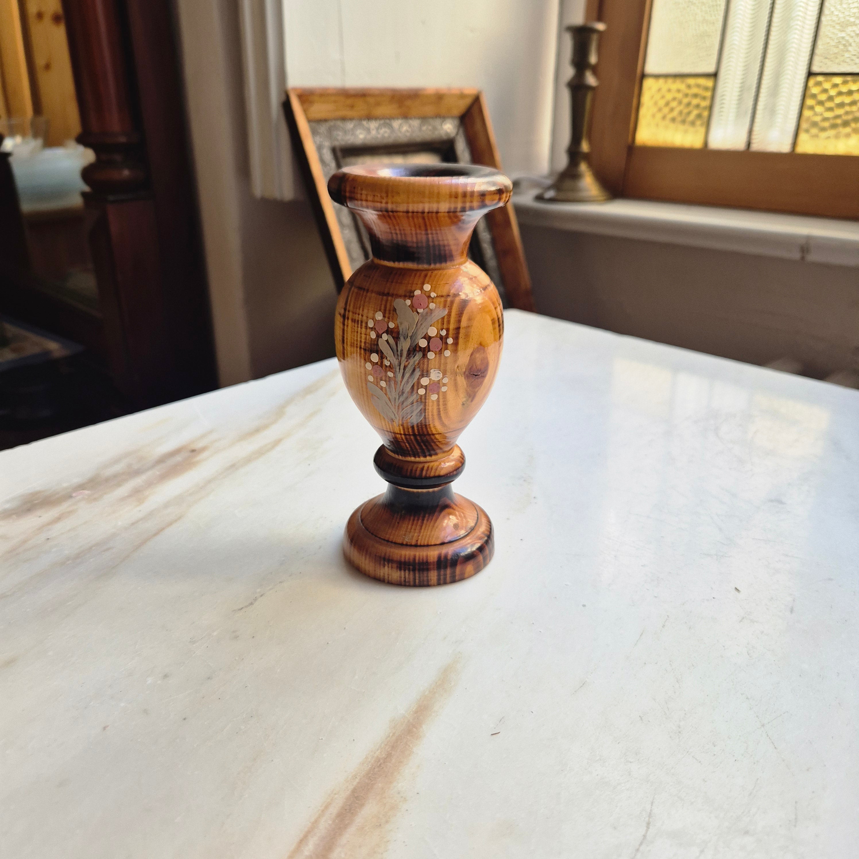 Handbemalter Kerzenständer aus Holz im rustikalen Design