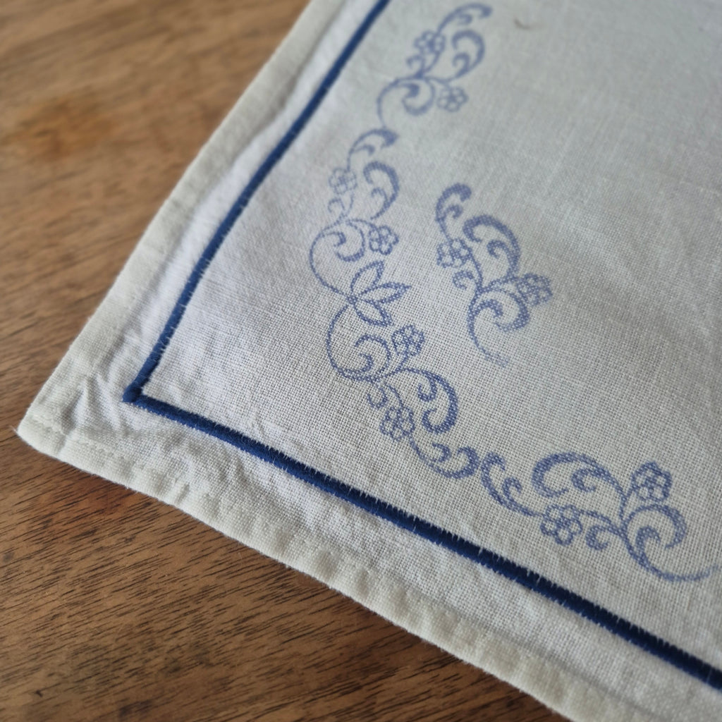 Kleine antike Mitteldecke  bedruckt oder zum besticken blau weiß