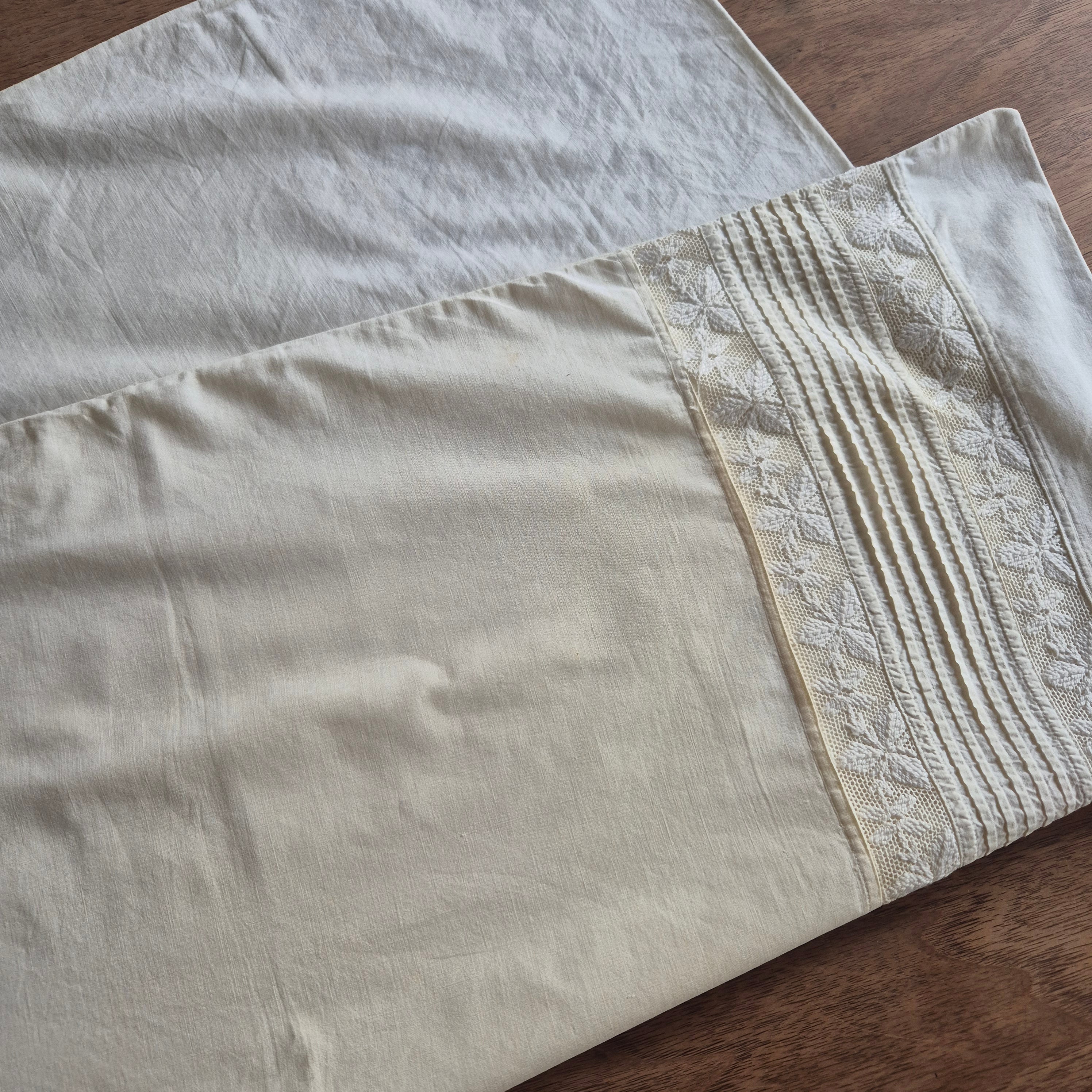Stark vergilbter Kopfkissenbezug mit Monogram A.W. 75x70cm