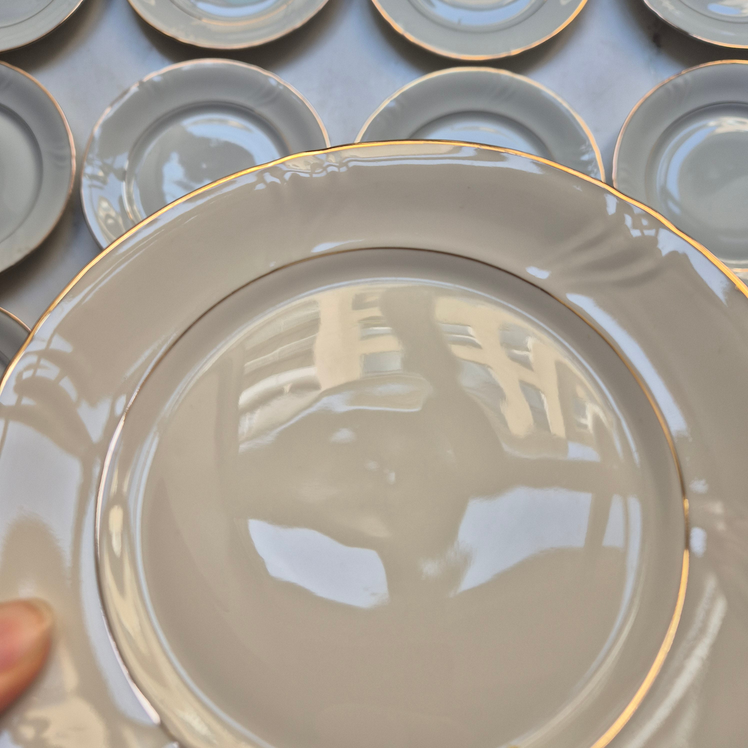 12x Vintage Porzellan Teller Elfenbeinfarbe mit Goldrand von Bavaria Kuchenteller / Frühstücksteller