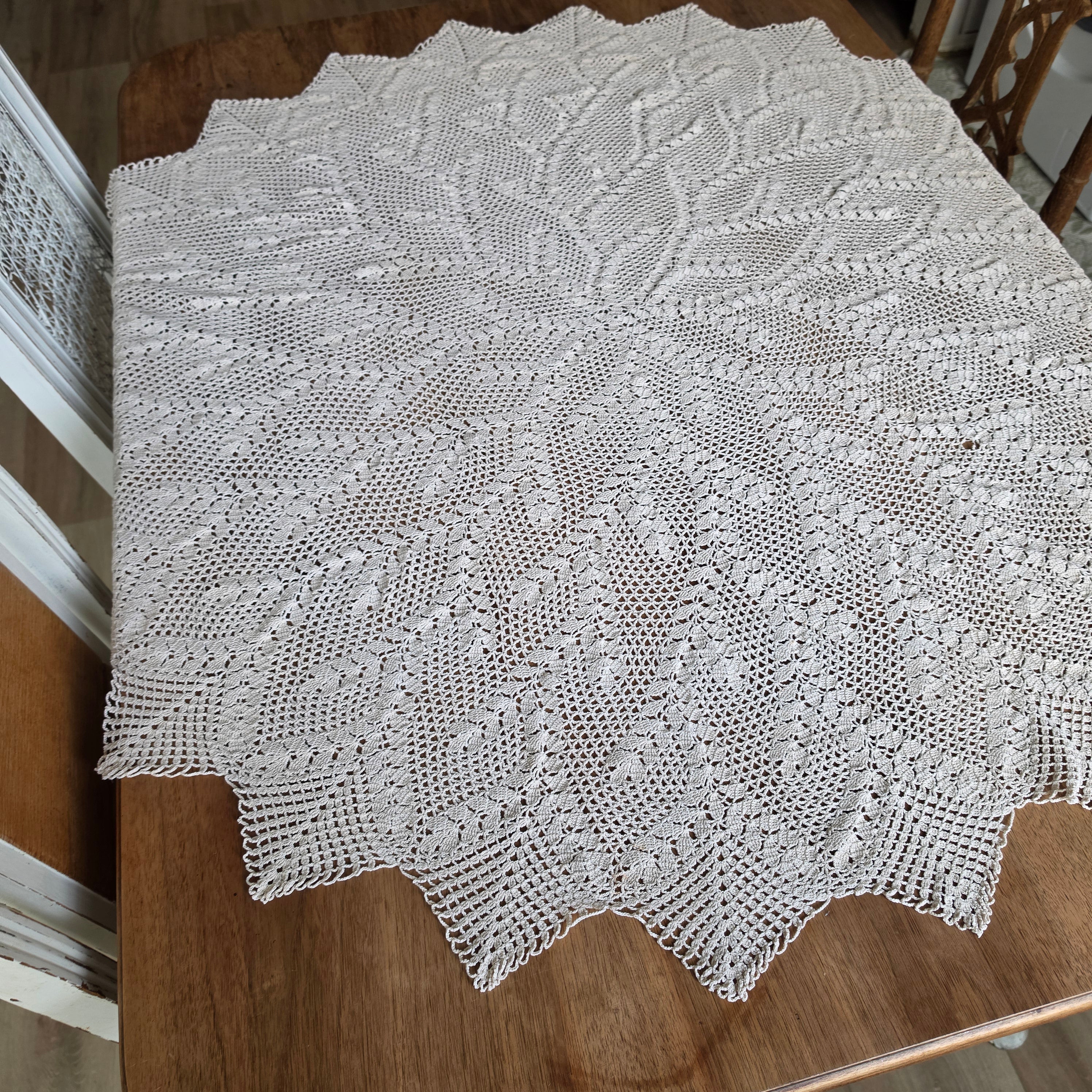 Vintage Häkeldecke Handarbeit - Filigrane Kunsthäkel-Tischdecke Beige/Natur 111cm rund
