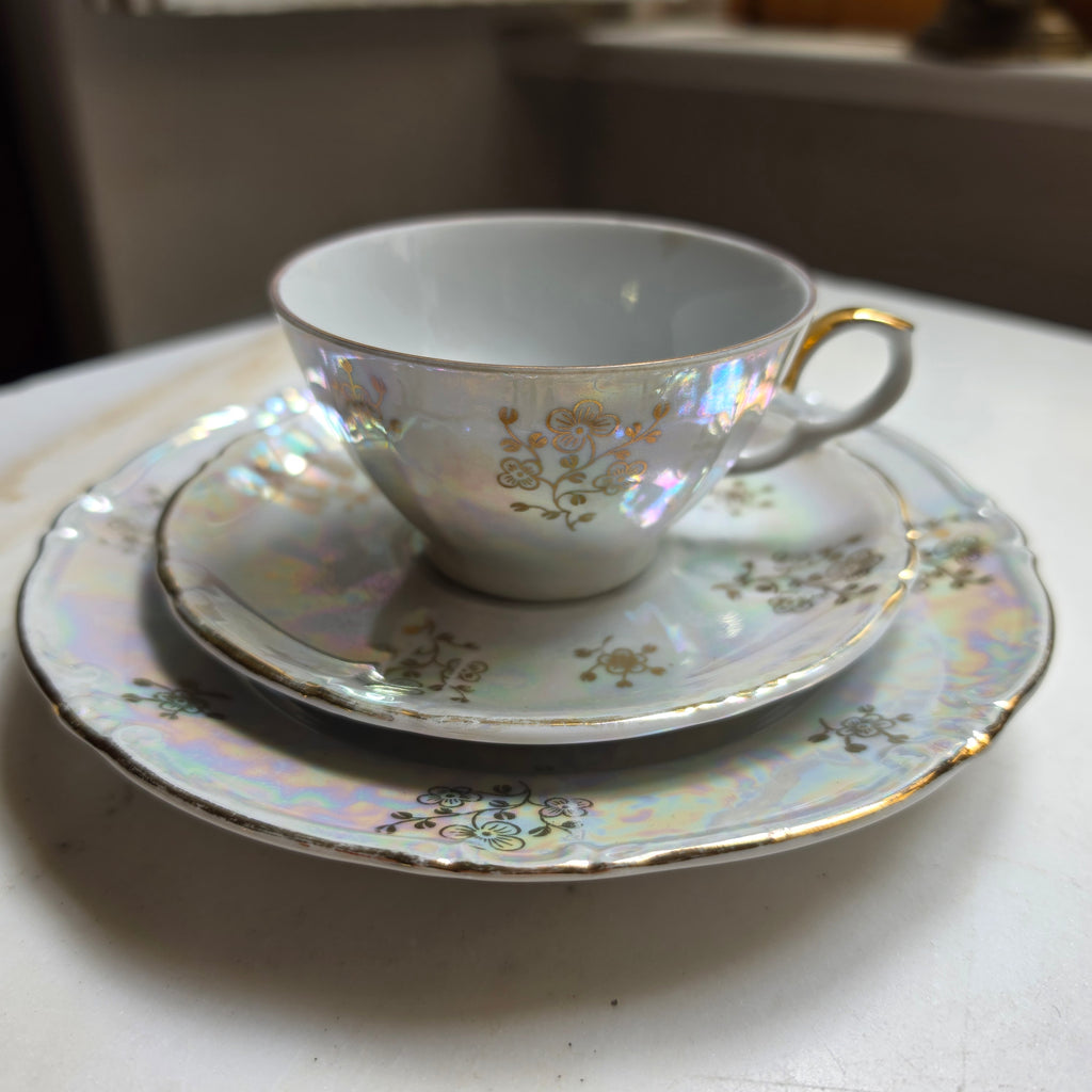 Vintage Kahla Porzellan Sammeltasse mit Lüsterglasur & Golddekor - 3-teiliges Gedeck Made in GDR