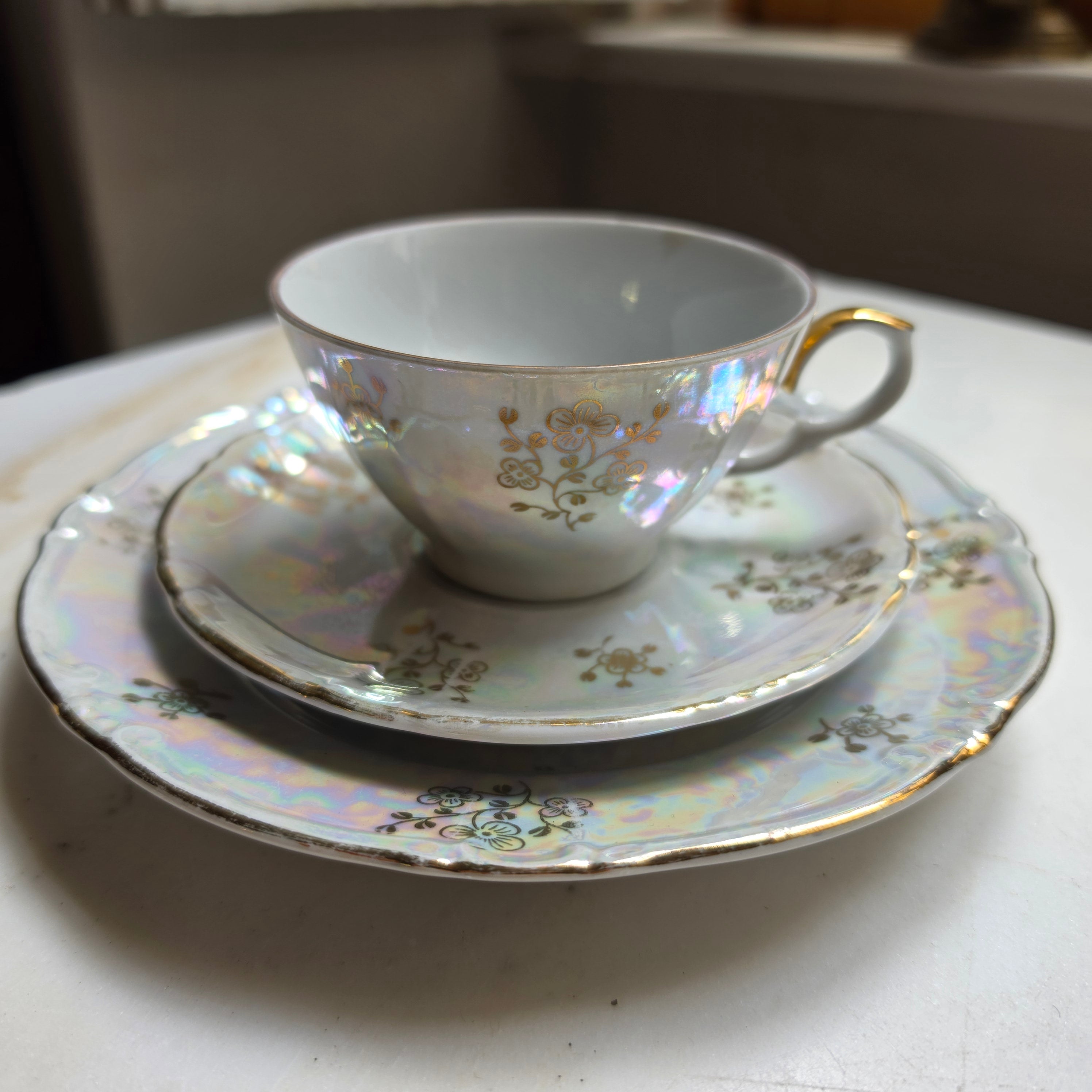 Vintage Kahla Porzellan Sammeltasse mit Lüsterglasur & Golddekor - 3-teiliges Gedeck Made in GDR