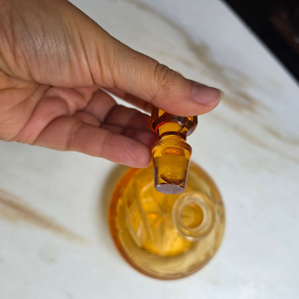 Vintage Parfumflakon aus Bernstein-Kristallglas – Handgeschliffen mit Stöpsel