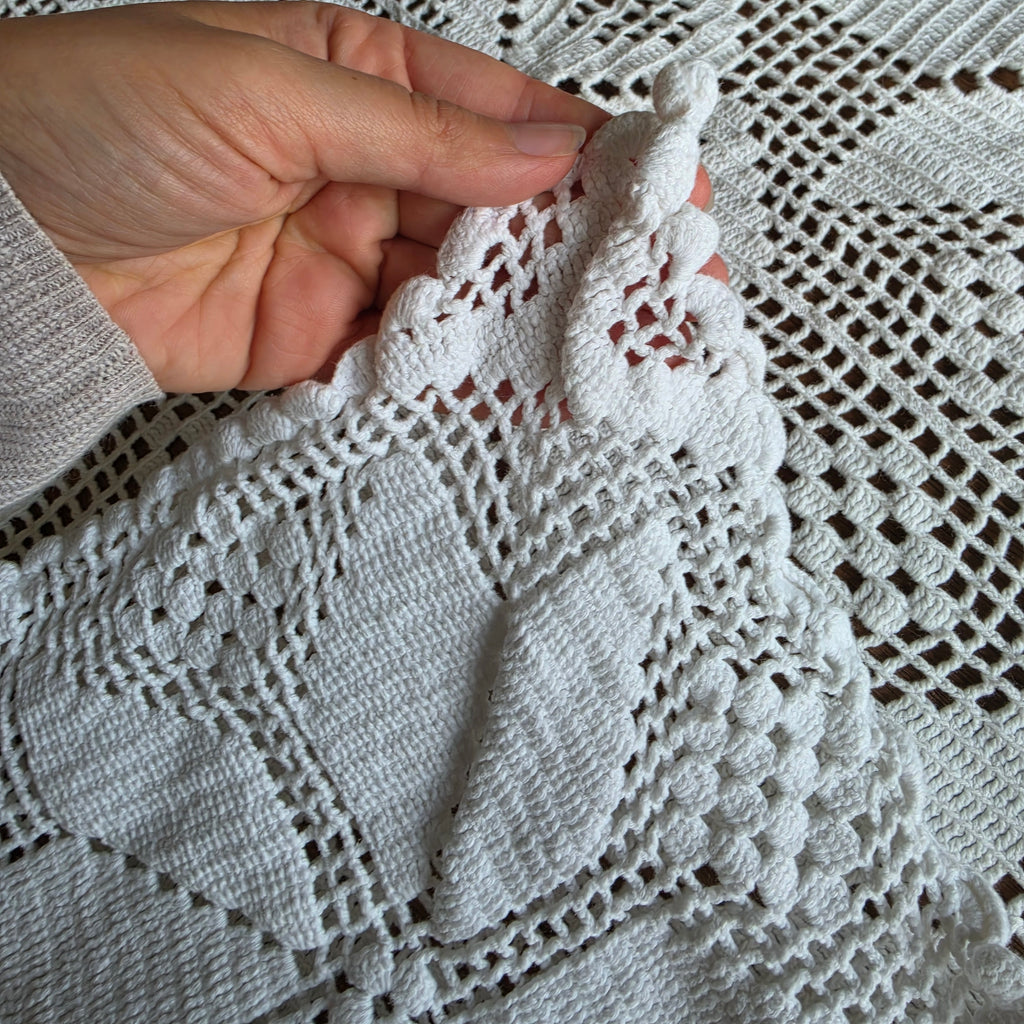 Große Vintage Häkeldecke Weiß - Handgearbeitete Filethäkel-Tischdecke Boho-Chic 235x250cm