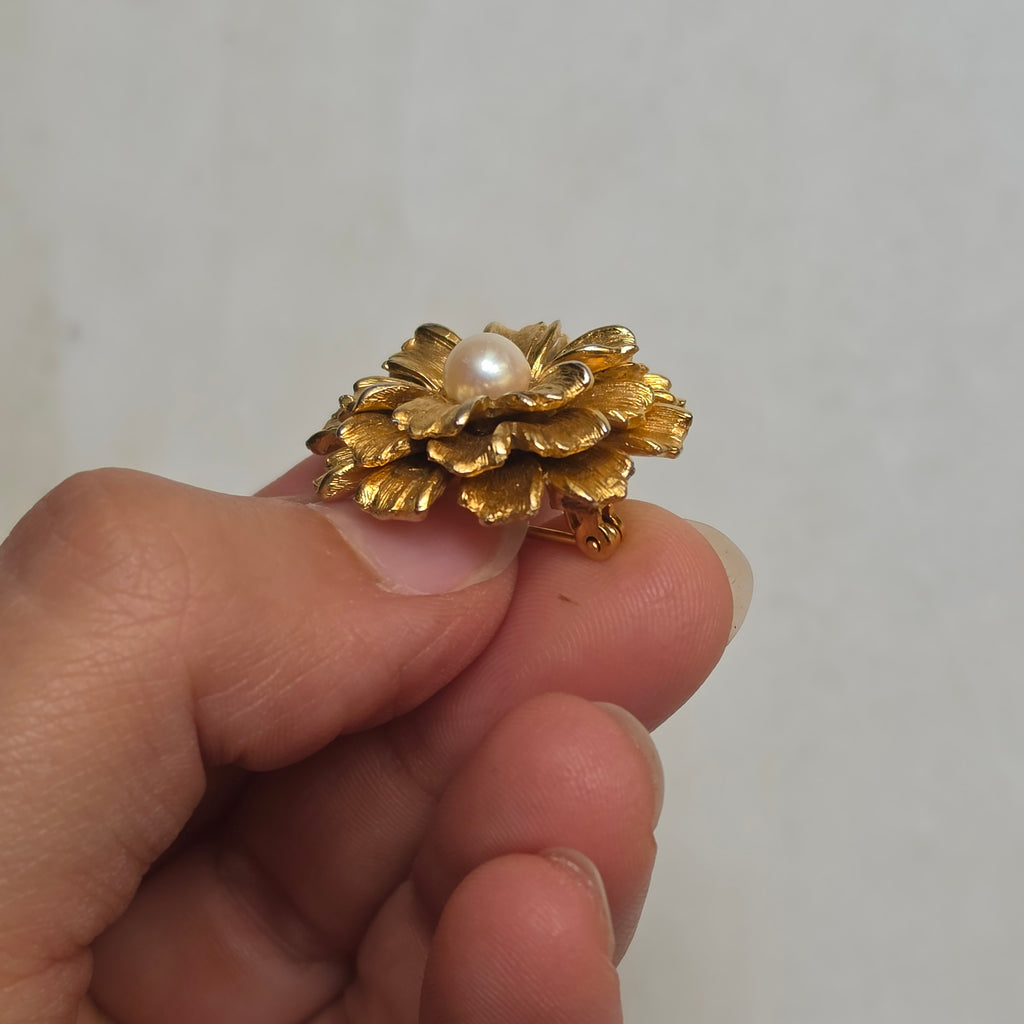 Vintage Blüten-Brosche mit echter Perle – Goldfarbene Anstecknadel 60er Jahre