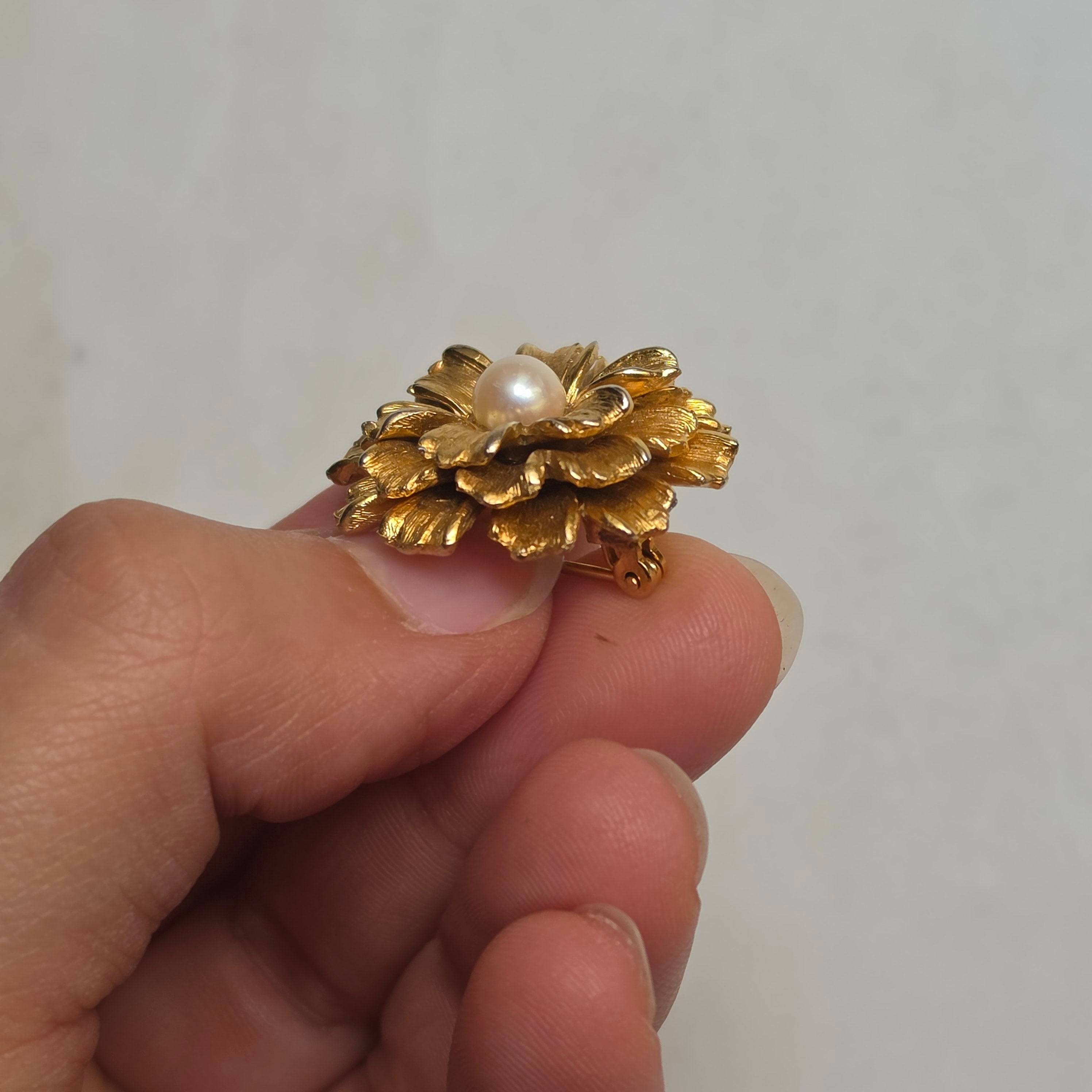 Vintage Blüten-Brosche mit echter Perle – Goldfarbene Anstecknadel 60er Jahre