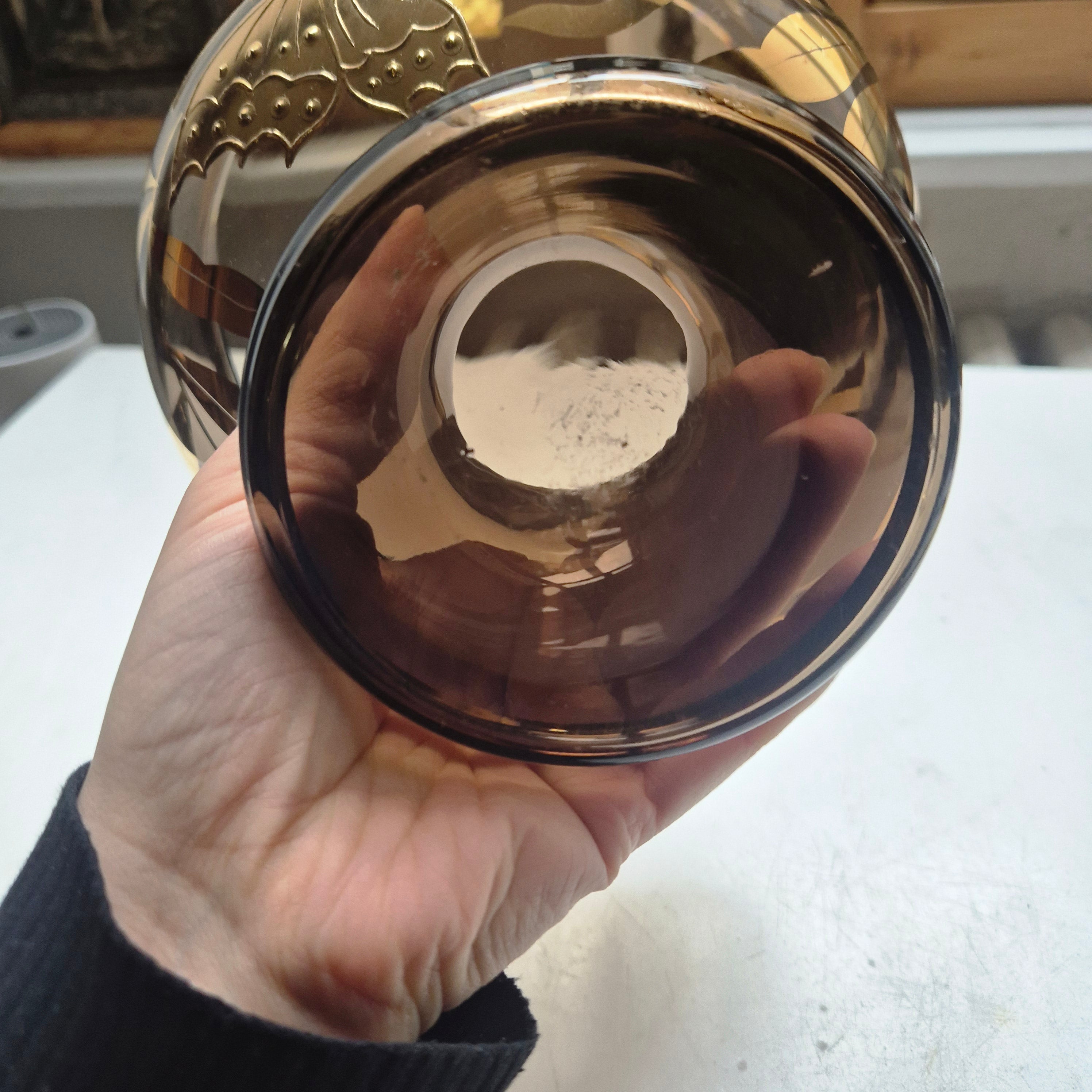 Glas Schale auf Fuß rauchig schwarz grau Gold Blumendekor Schmetterling oder auch Pflanzentopf