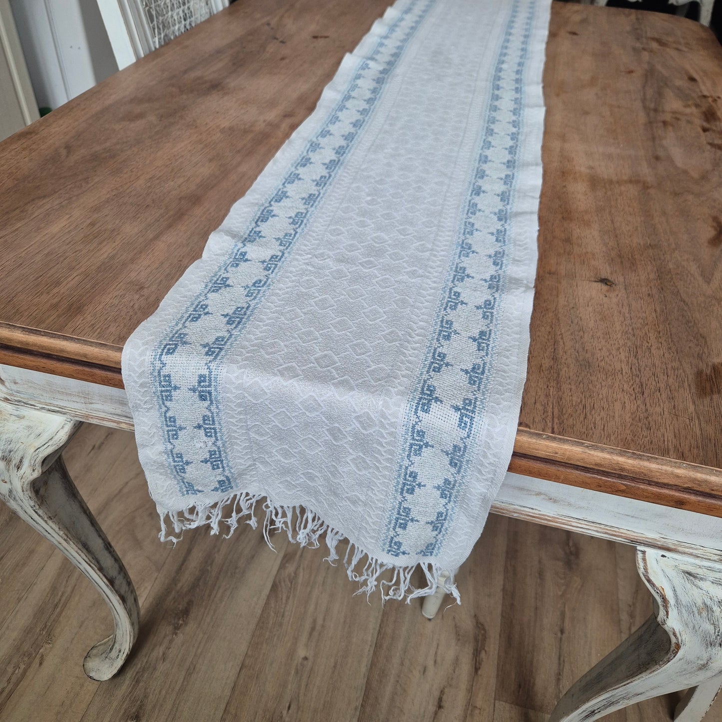 Antiker Baumwolle Tischläufer handbestickt mit mini Fleck! 29x170cm mit Fransen blau weiß